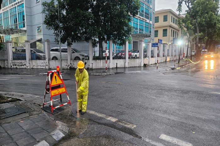 Công ty TNHH một thành viên Thoát nước Hà Nội triển khai lực lượng đảm bảo thoát nước, phòng chống úng ngập- Ảnh 5.