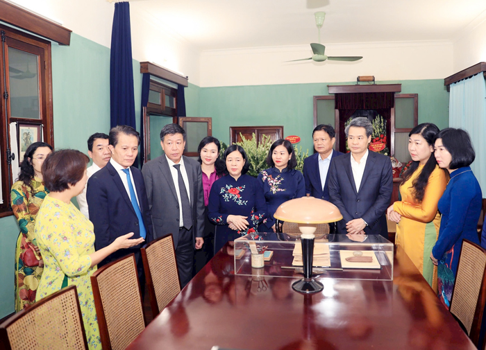 Bí thư Thành ủy Bùi Thị Minh Hoài dâng hương tưởng niệm Chủ tịch Hồ Chí Minh tại Nhà số 67- Ảnh 2.