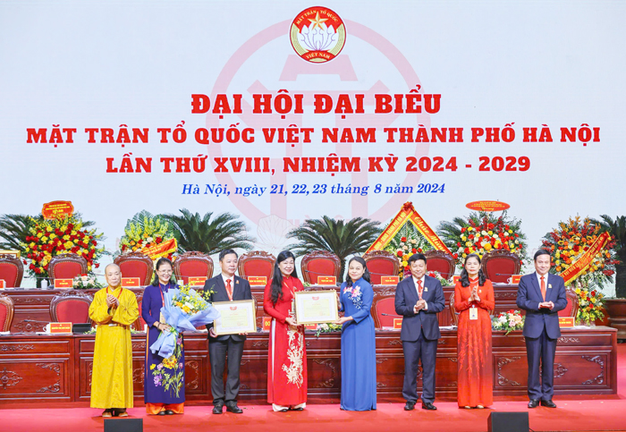 Mặt trận Thành phố phải làm tốt vai trò cầu nối vững chắc, giữ vững mối quan hệ “máu - thịt” giữa Đảng, Nhà nước với Nhân dân- Ảnh 9.