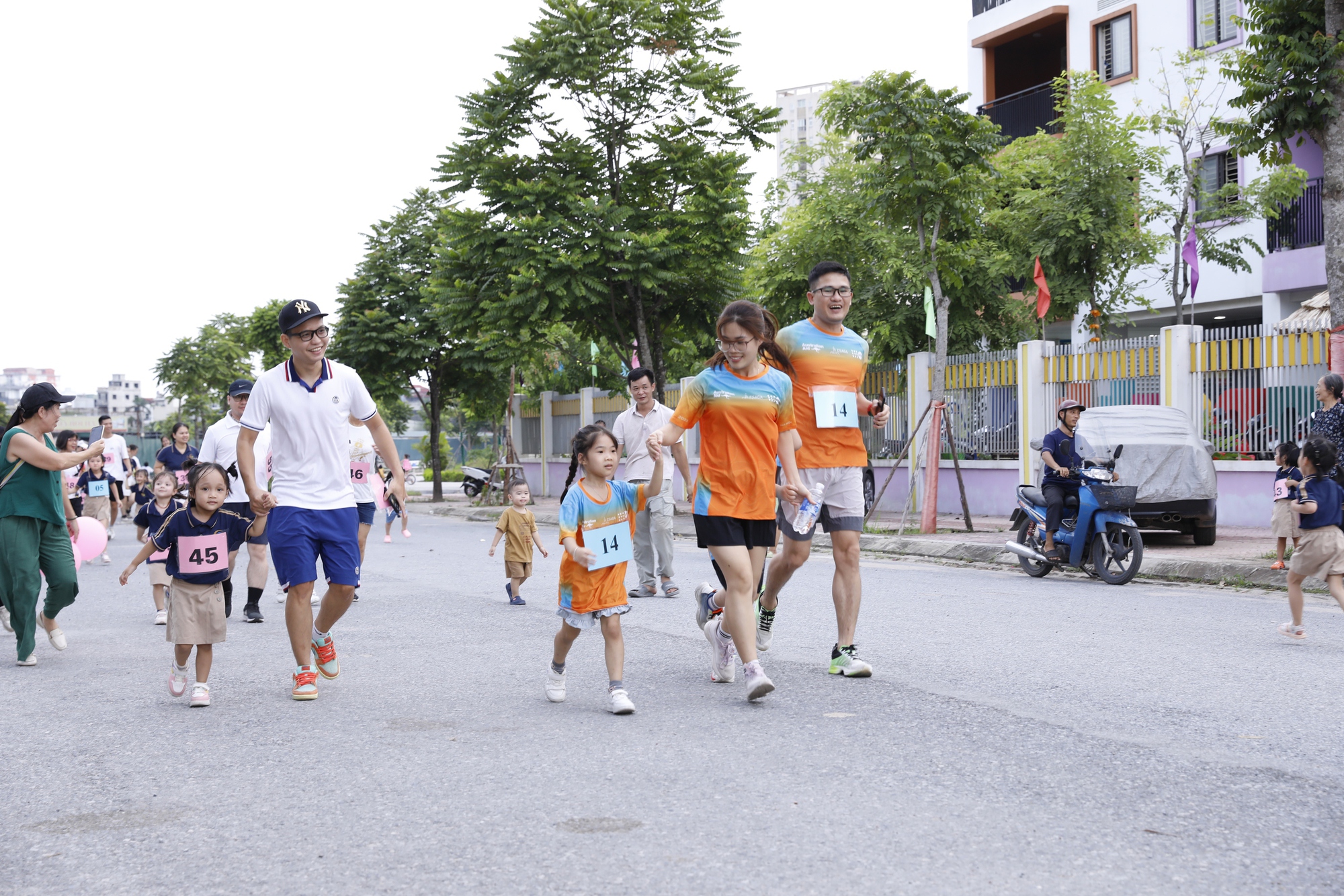 Phụ huynh, học sinh Trường Mầm non Nguyệt Quế hào hứng tham gia Giải chạy Ngày Gia đình Việt Nam- Ảnh 6.