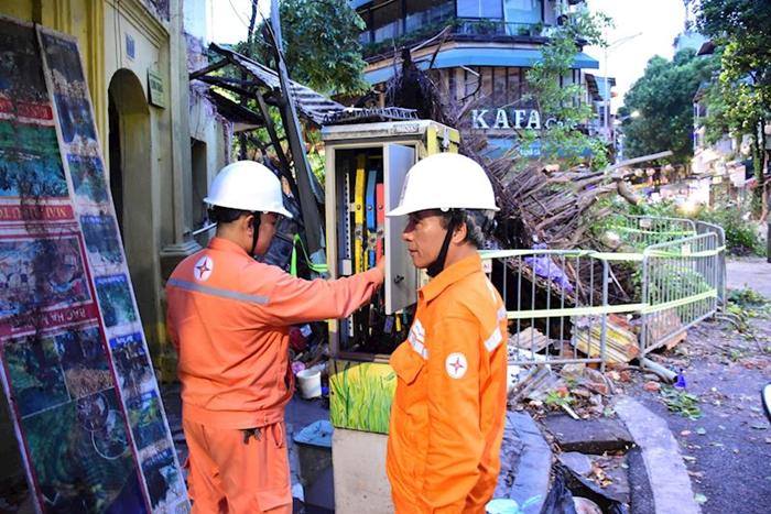 EVNHANOI khuyến cáo người dân sử dụng điện an toàn trong mưa bão- Ảnh 2.