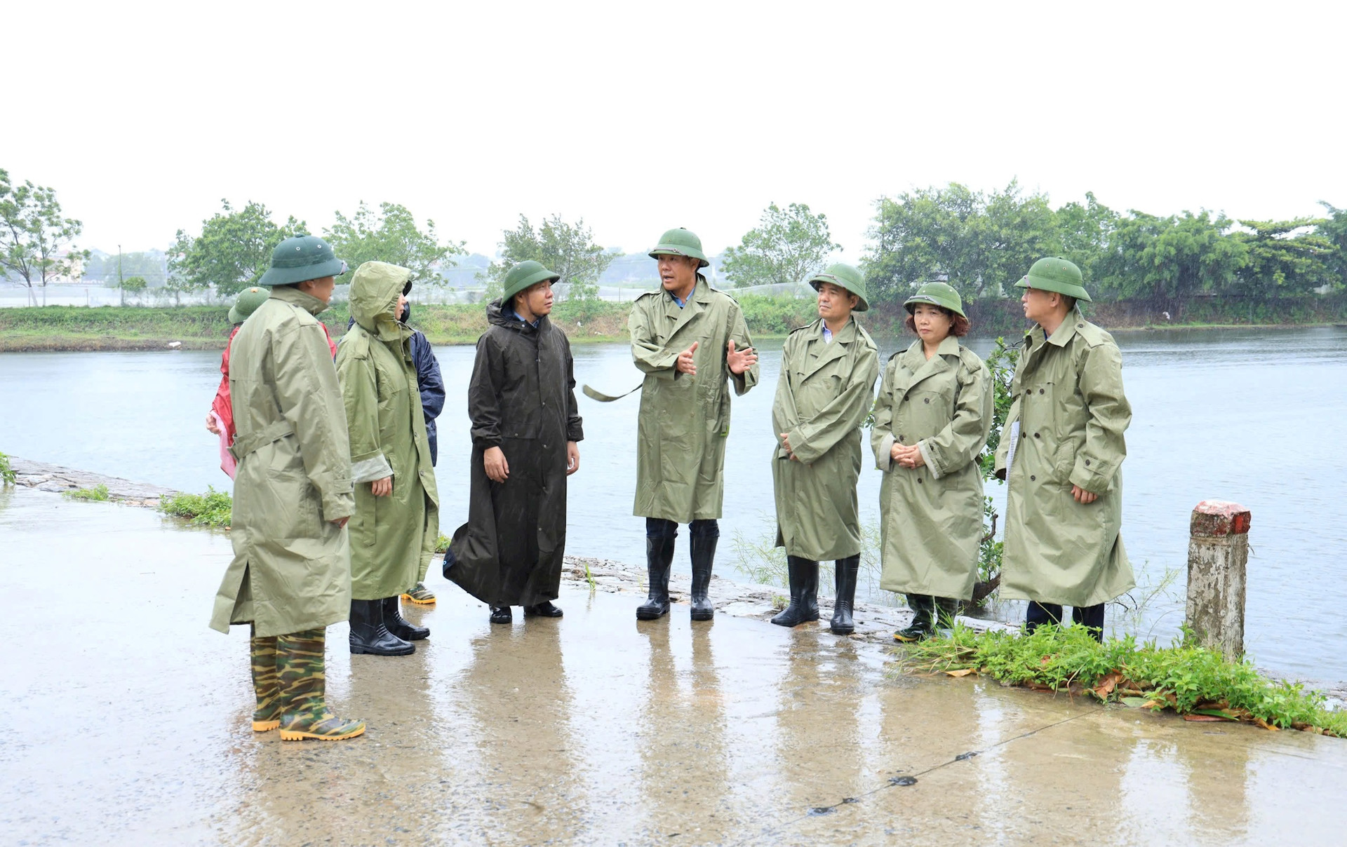 Huyện Quốc Oai: Thực hiện phương châm “ba sẵn sàng”, “bốn tại chỗ” ứng phó với mưa bão- Ảnh 1.