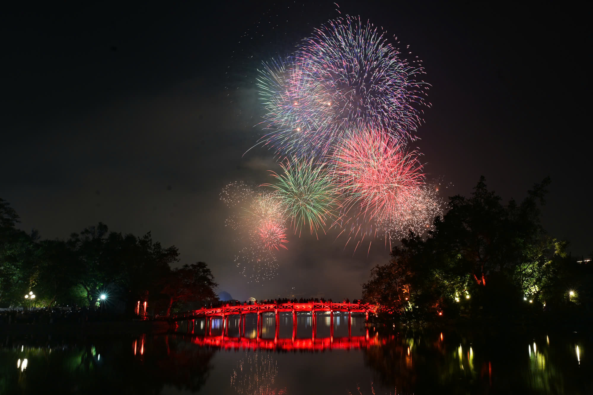 Mãn nhãn màn pháo hoa chào năm mới 2025 tại Thủ đô Hà Nội- Ảnh 2.