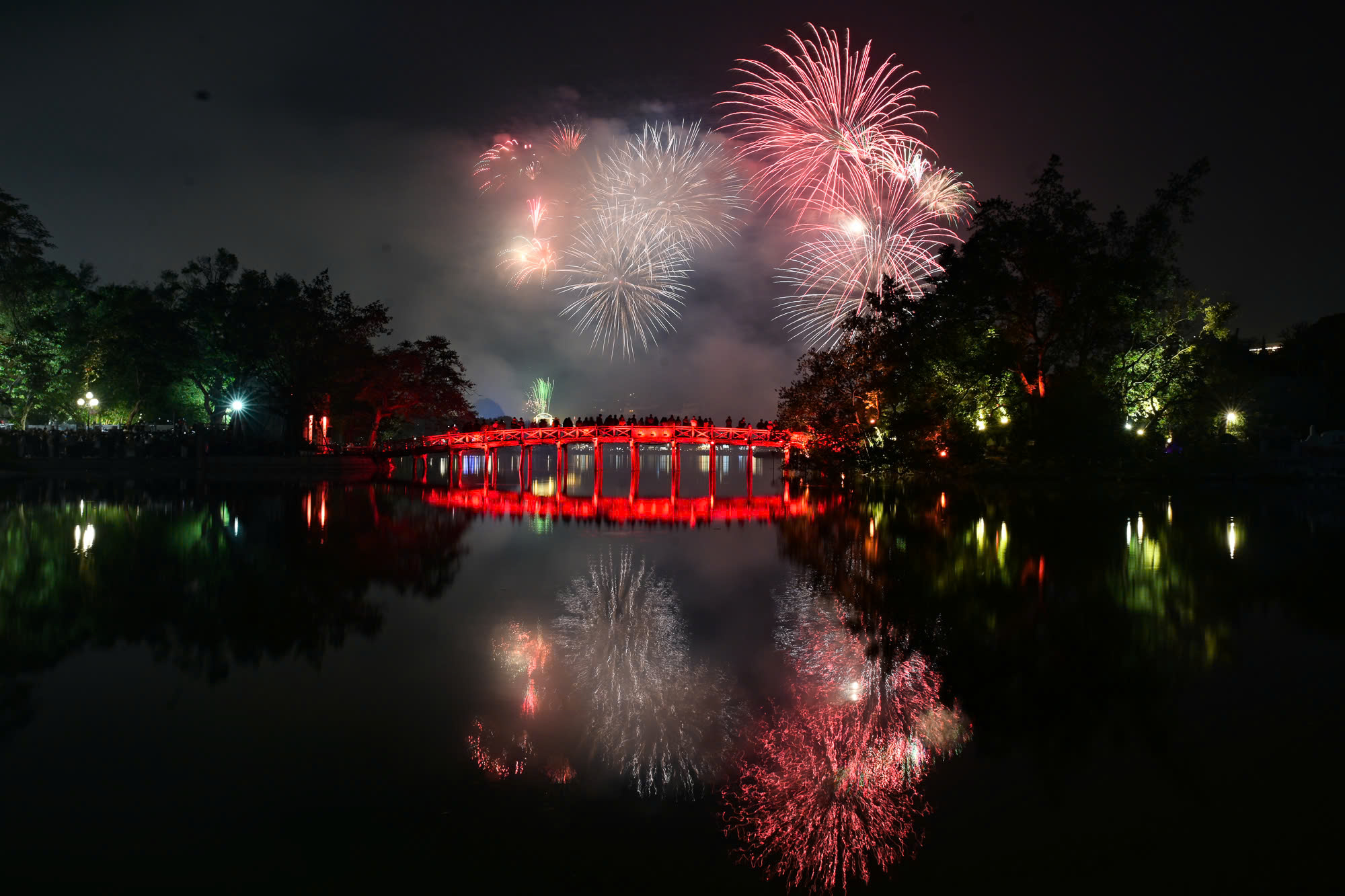 Mãn nhãn màn pháo hoa chào năm mới 2025 tại Thủ đô Hà Nội- Ảnh 6.