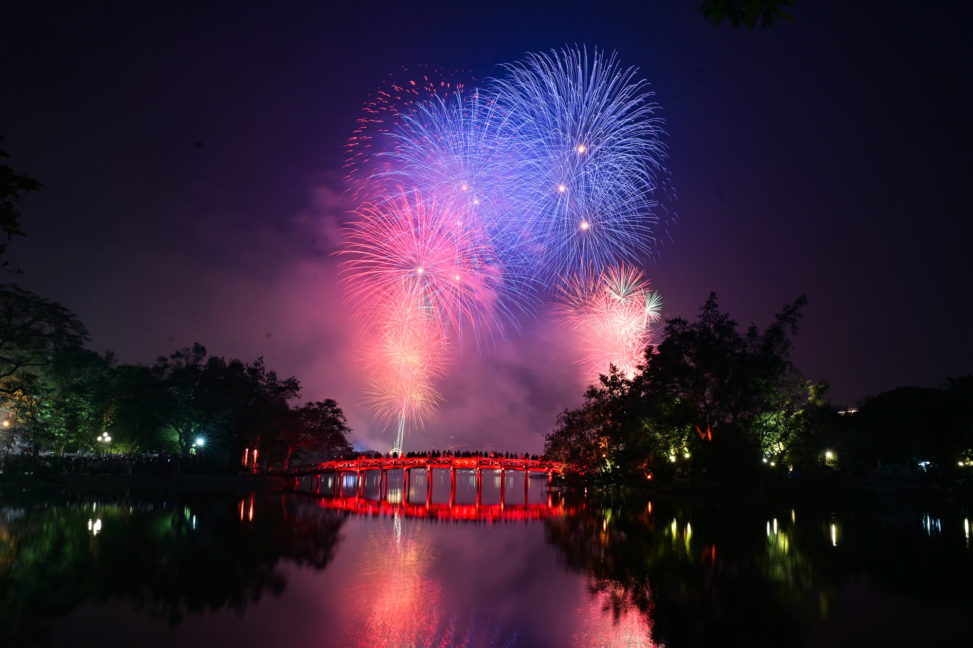 Mãn nhãn màn pháo hoa chào năm mới 2025 tại Thủ đô Hà Nội- Ảnh 3.