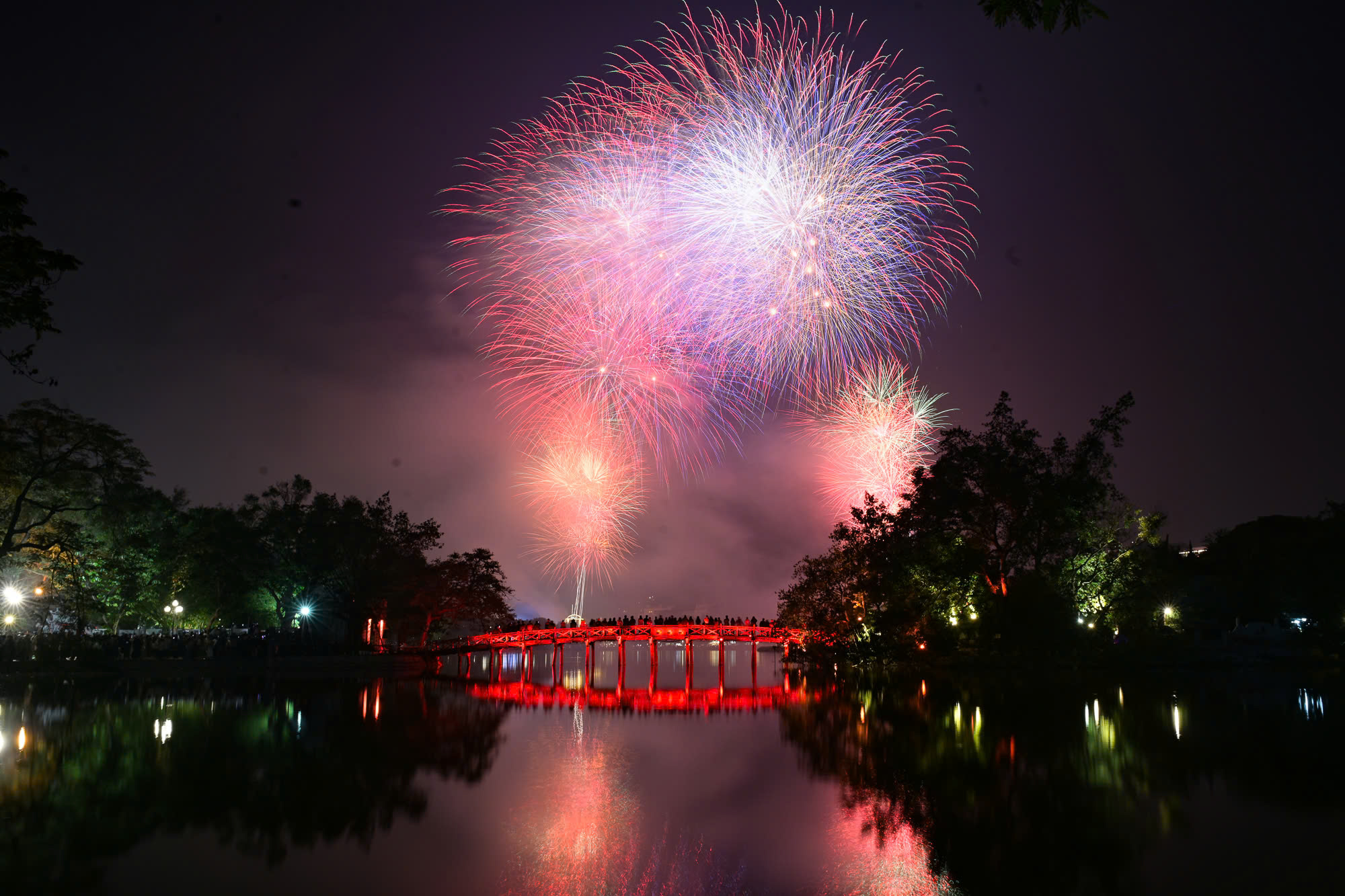 Mãn nhãn màn pháo hoa chào năm mới 2025 tại Thủ đô Hà Nội- Ảnh 5.