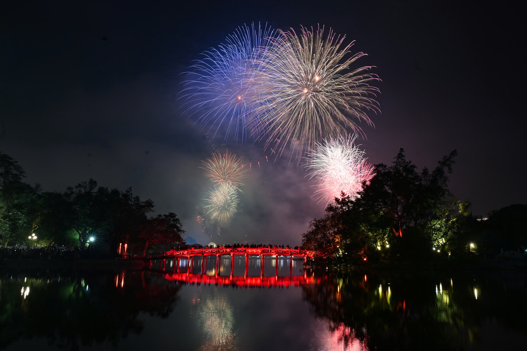 Mãn nhãn màn pháo hoa chào năm mới 2025 tại Thủ đô Hà Nội- Ảnh 1.