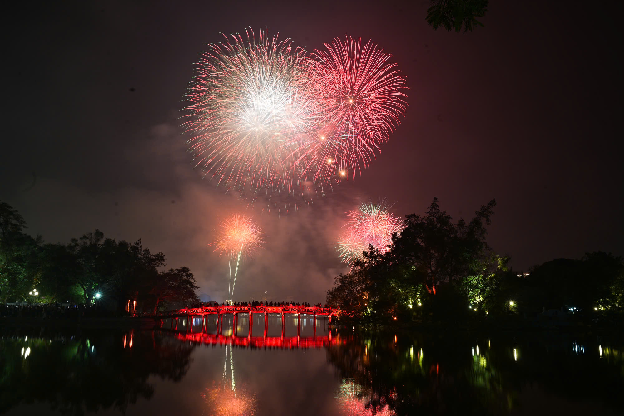 Mãn nhãn màn pháo hoa chào năm mới 2025 tại Thủ đô Hà Nội- Ảnh 4.