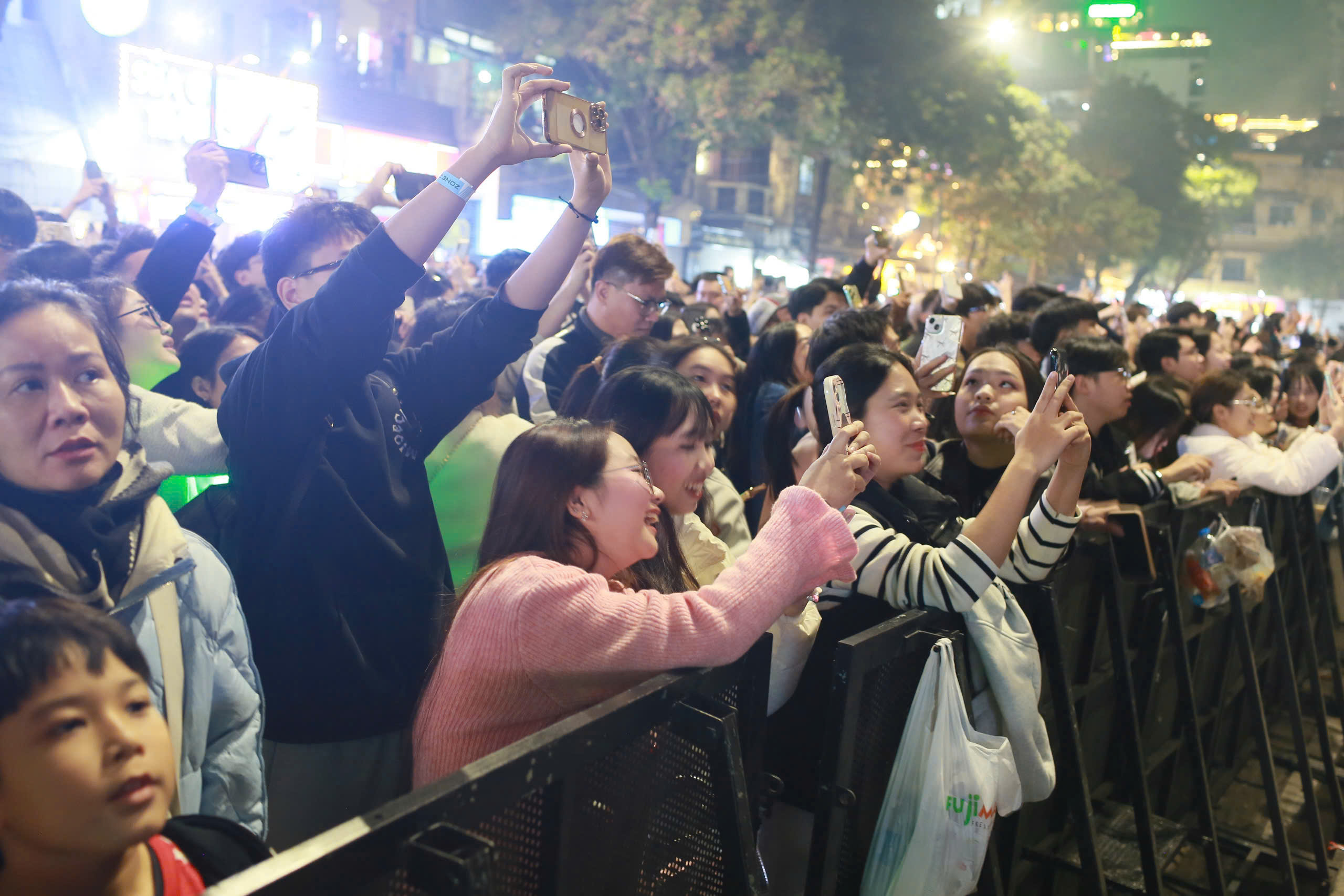 Mãn nhãn màn pháo hoa chào năm mới 2025 tại Thủ đô Hà Nội- Ảnh 7.