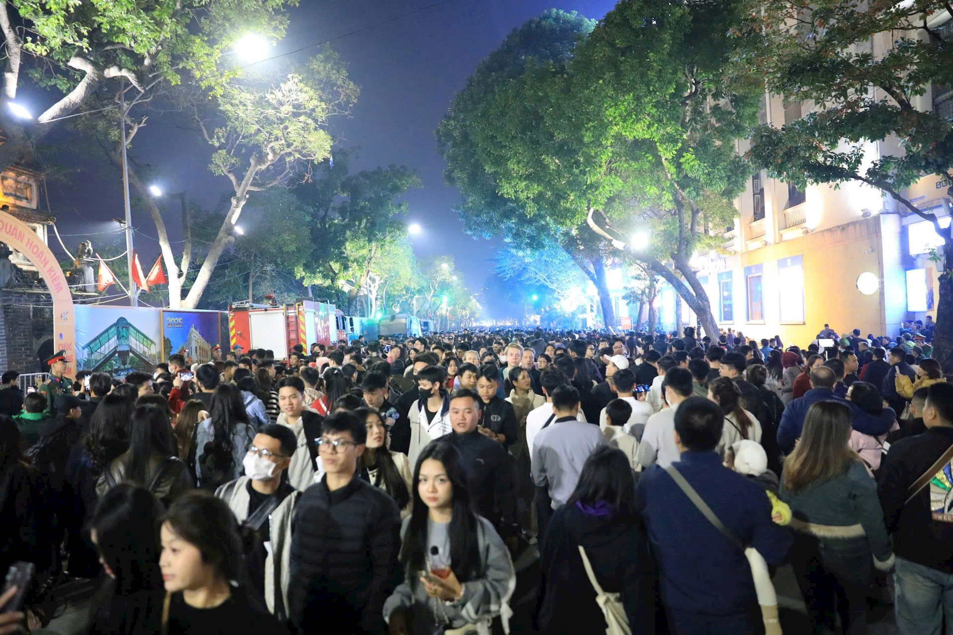 Mãn nhãn màn pháo hoa chào năm mới 2025 tại Thủ đô Hà Nội- Ảnh 8.