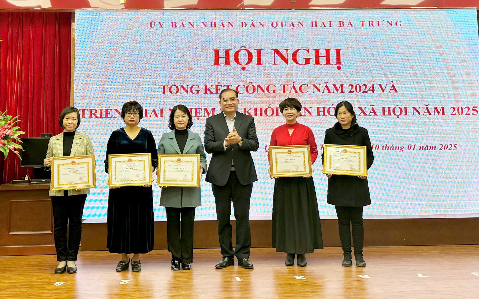 Phó Chủ tịch HĐND quận Nguyễn Ngọc Phương trao khen thưởng cho các tập thể