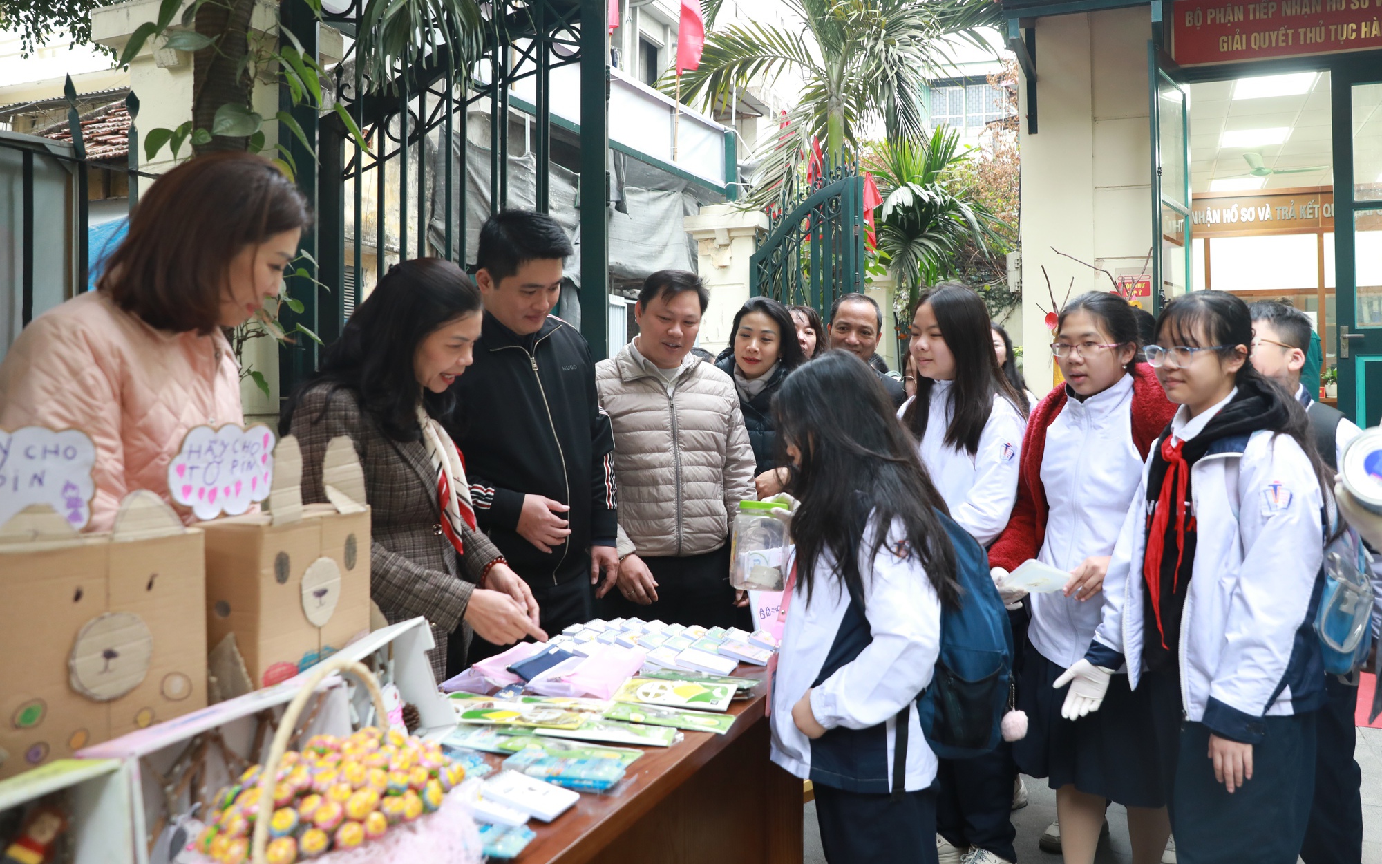 Các em học sinh mang phiếu đổi quà tặng tại Chương trình