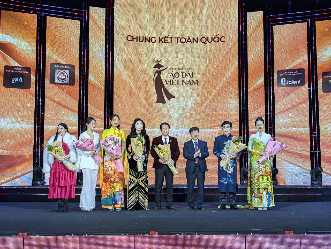 Ấn tượng đêm Chung kết Hoa hậu Di sản Áo dài Việt Nam tại Thị xã Sơn Tây- Ảnh 1.