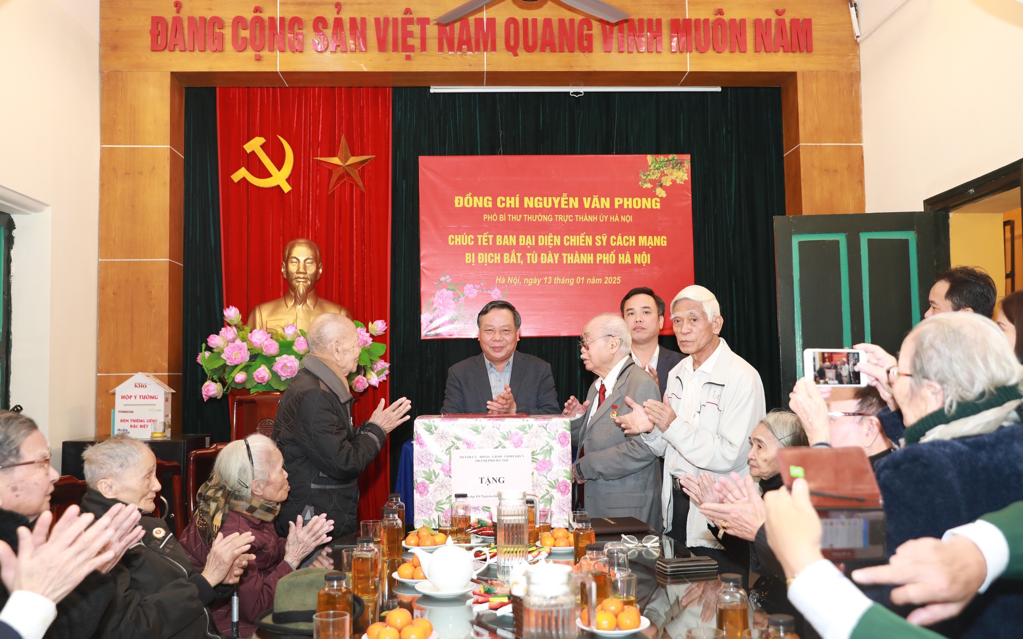 Phó Bí thư Thường trực Thành ủy Nguyễn Văn Phong trao quà tặng Đại diện Chiến sĩ cách mạng bị địch bắt tù đày thành phố Hà Nội
