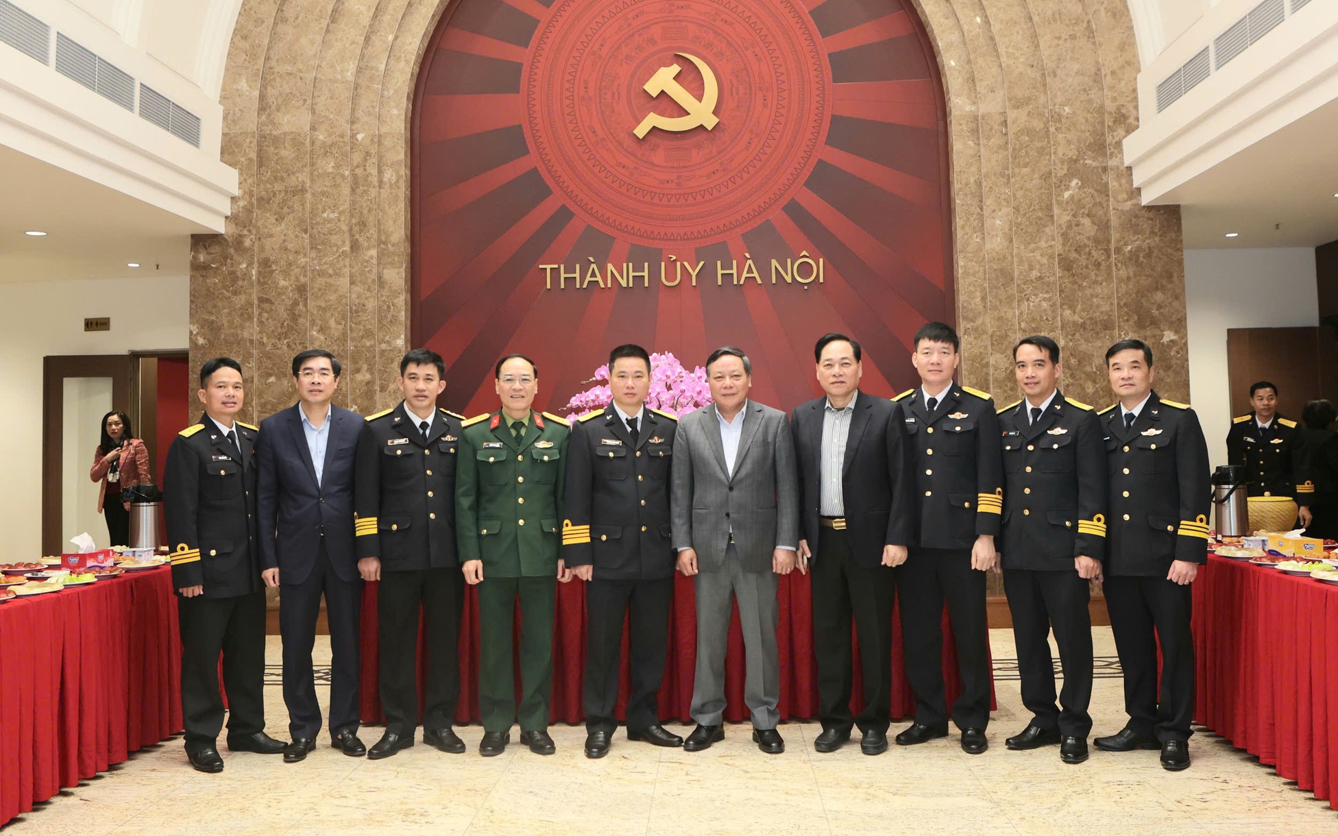 Phó Bí thư Thường trực Thành ủy Nguyễn Văn Phong chụp ảnh lưu niệm với Đoàn công tác Lữ đoàn tàu ngầm 189 Hải quân