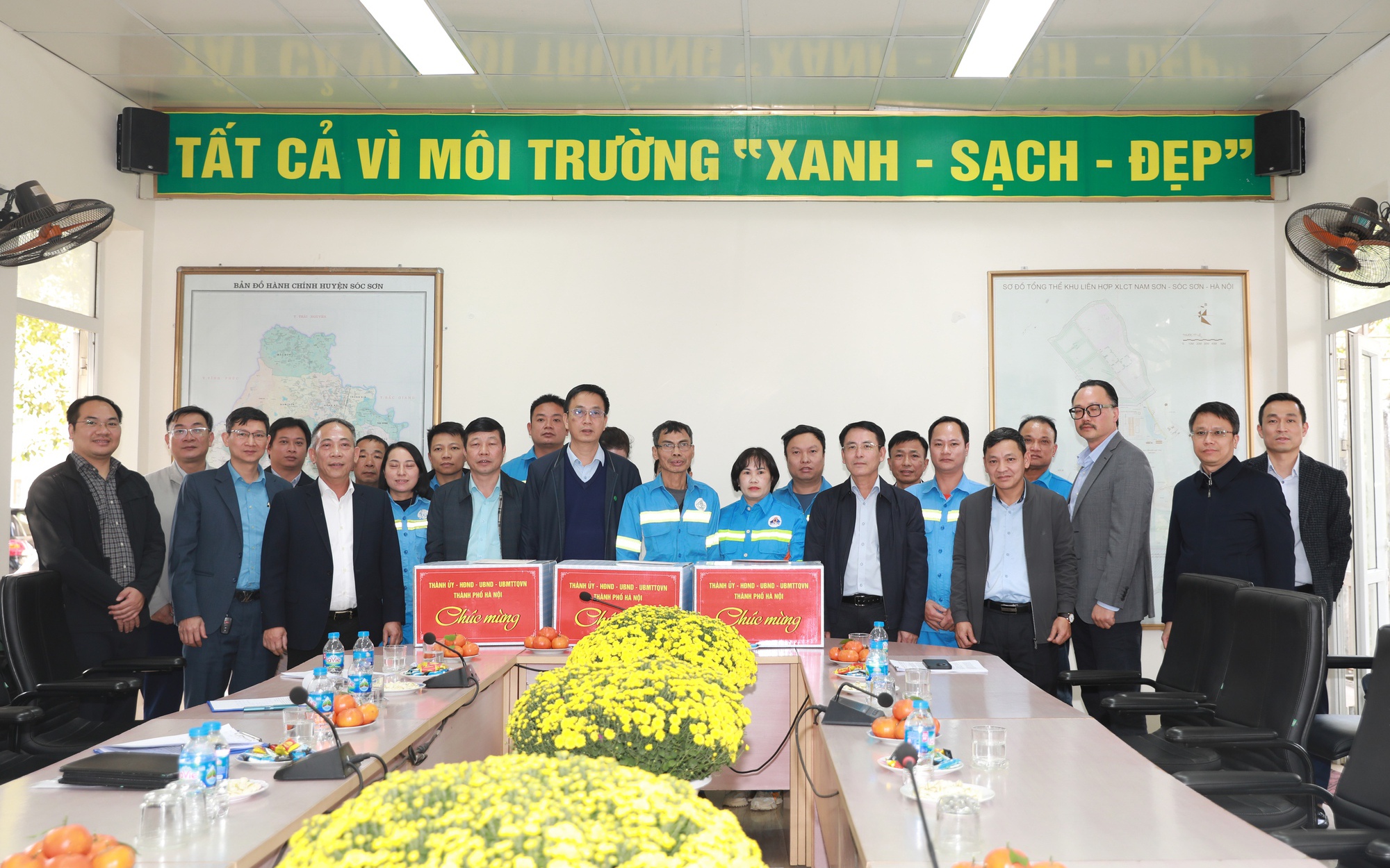 Phó Chủ tịch UBND Thành phố Nguyễn Trọng Đông trao quà tặng cán bộ, công nhân viên Khu liên hợp xử lý chất thải Nam Sơn và 2 đơn vị xử lý rác thải sinh hoạt