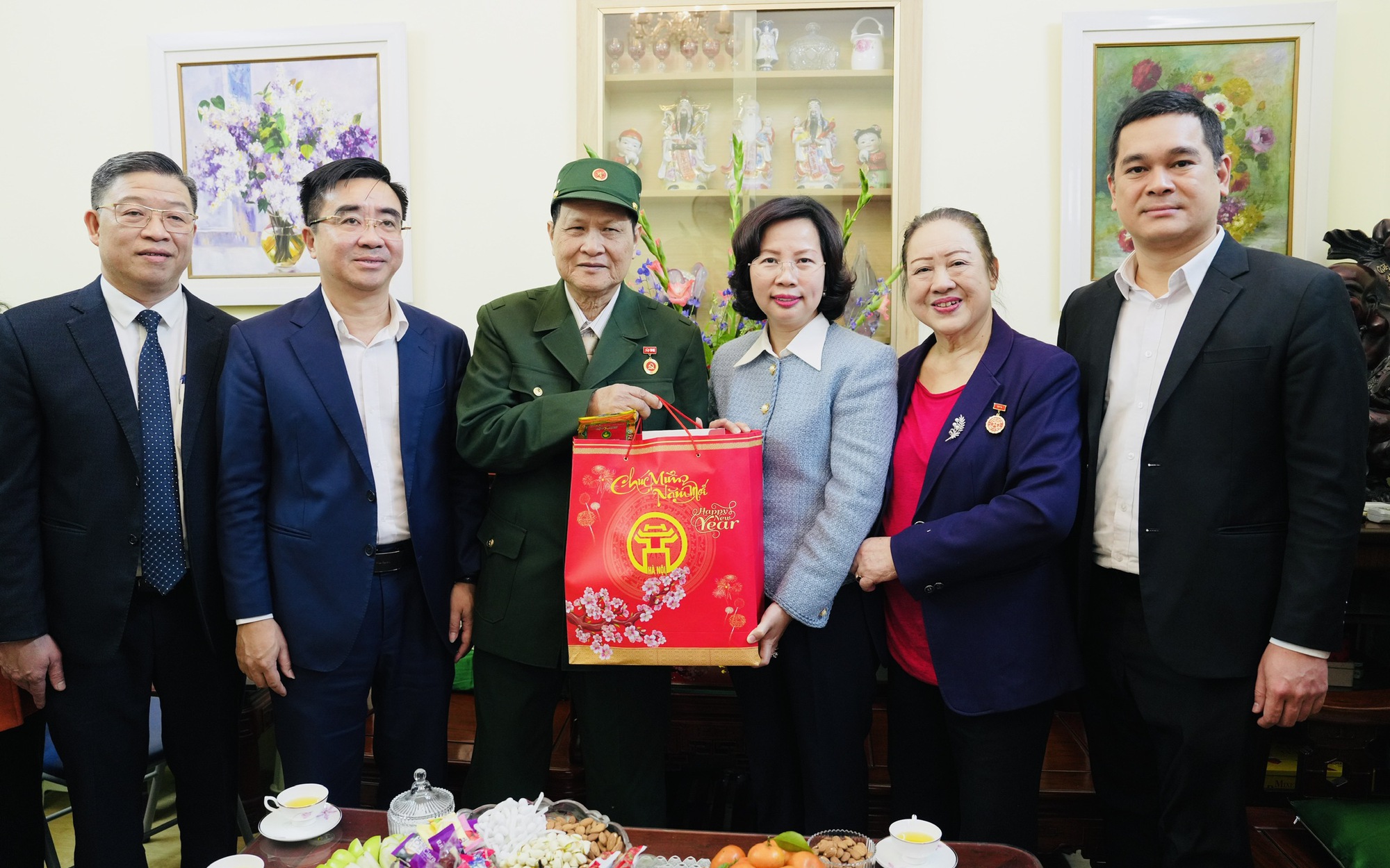Bí thư Quận ủy Thanh Xuân Bùi Huyền Mai đến thăm, chúc Tết gia đình ông Nguyễn Trọng Huy