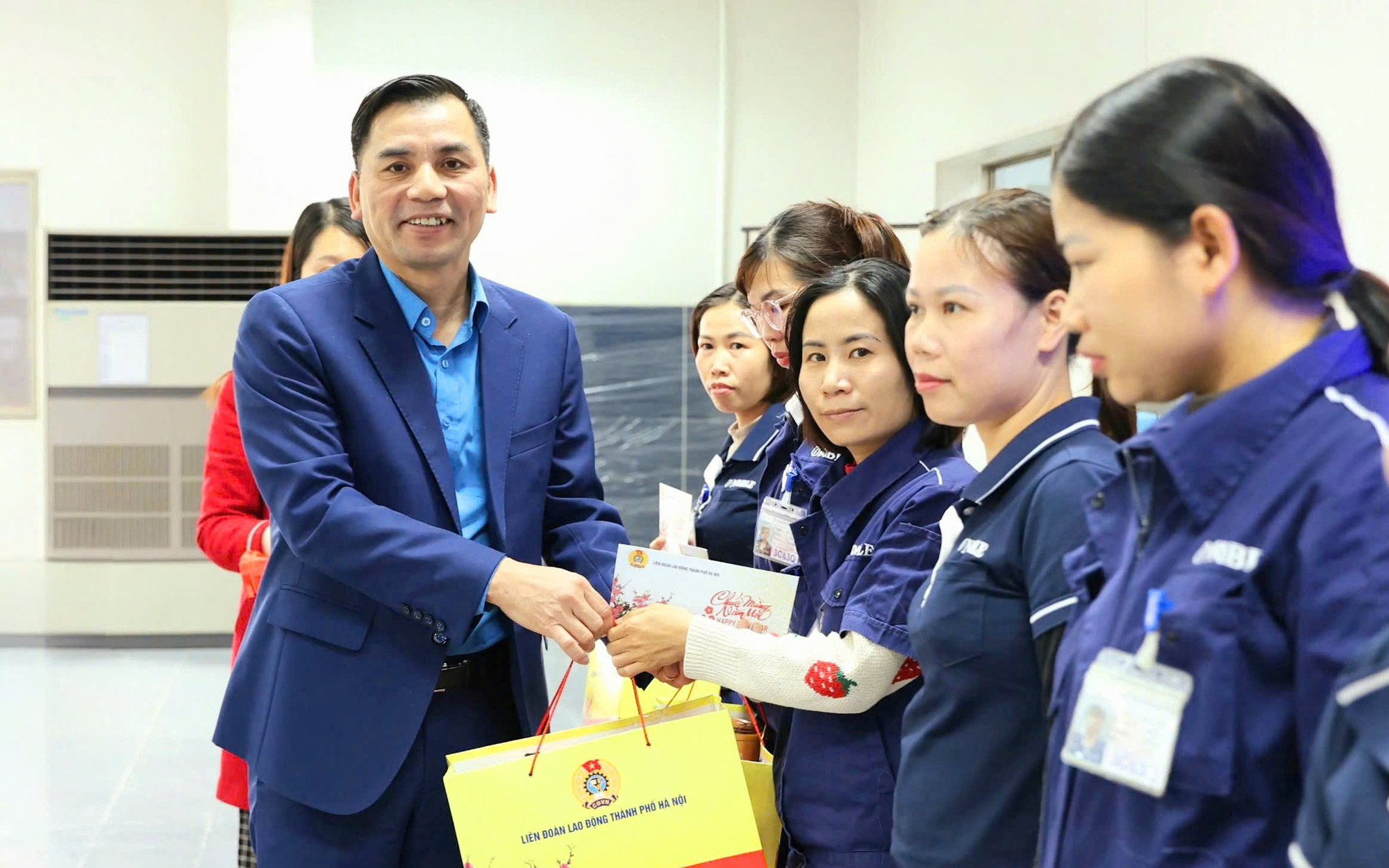 Phó Chủ tịch Thường trực LĐLĐ Thành phố Lê Đình Hùng trao quà Tết cho người lao động