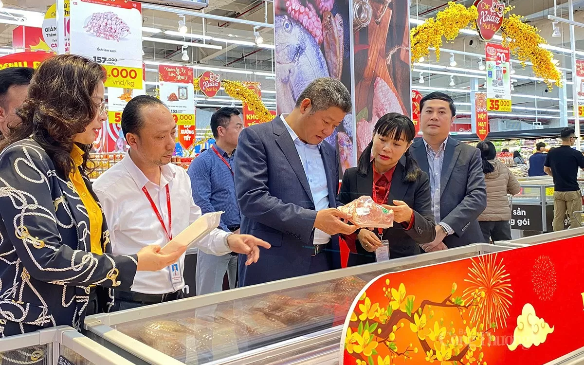 Phó Chủ tịch UBND thành phố Hà Nội Nguyễn Mạnh Quyền kiểm tra công tác triển khai phục vụ Tết tại siêu thị Go! Thăng Long