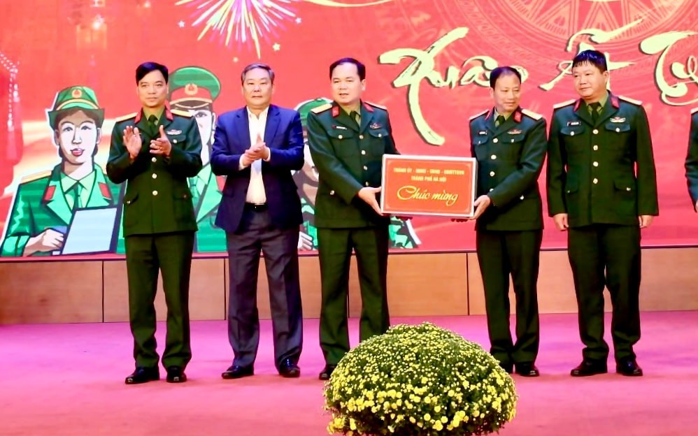 Phó Chủ tịch Thường trực UBND Thành phố Lê Hồng Sơn tặng quà Sư đoàn Bộ binh 301