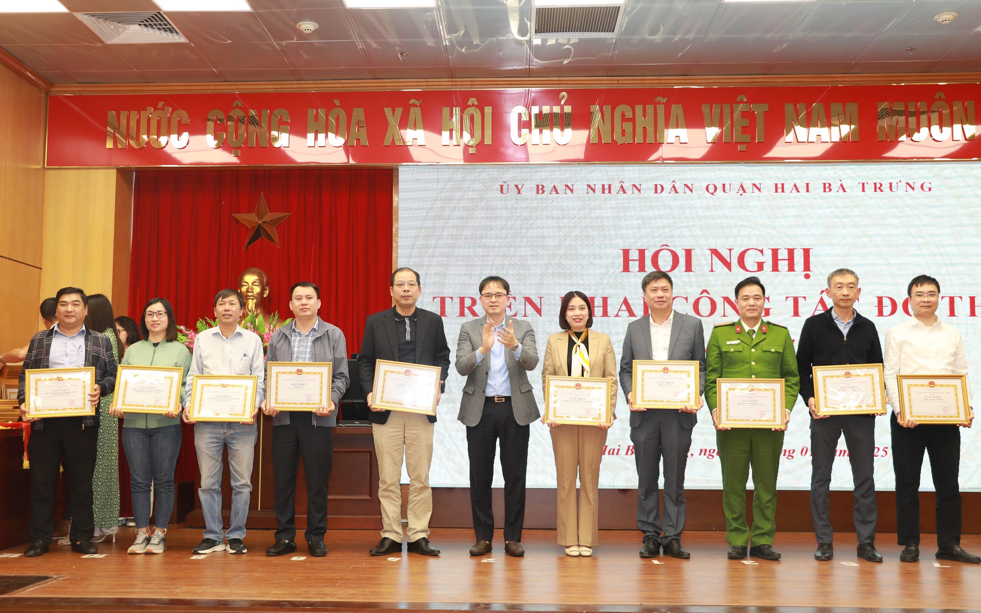 Chủ tịch UBND quận Hai Bà Trưng Nguyễn Quang Trung trao khen thưởng cho các tập thể đạt thành tích trong công tác đô thị