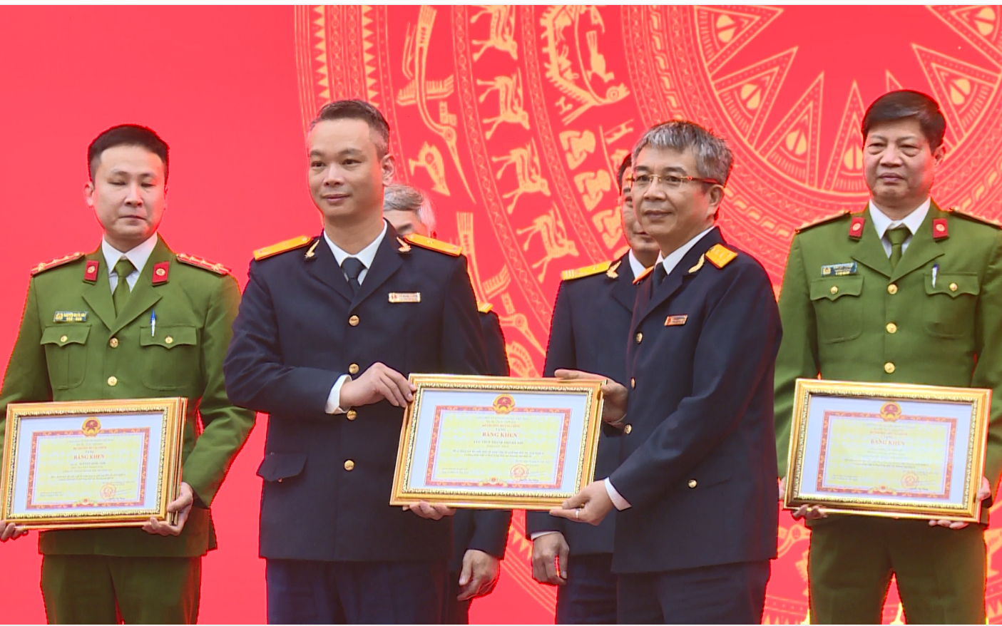 Các tập thể và cá nhân được nhận Bằng khen của Bộ trưởng Bộ Tài chính trong công tác phối hợp điều tra, xử lý hành vi vi phạm pháp luật về thuế trong lĩnh vực thương mại điện tử