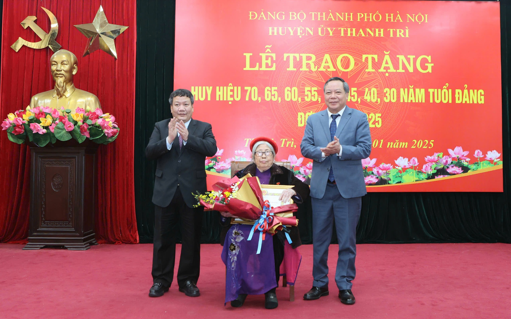 Hanoi Vice Party Chief honors Party members at Thanh Tri District- Ảnh 1. Phó Bí thư Thường trực Thành ủy Hà Nội Nguyễn Văn Phong, Bí thư Huyện ủy Thanh Trì Nguyễn Tiến Cường trao Huy hiệu 70 năm tuổi Đảng tặng đảng viên huyện Thanh Trì