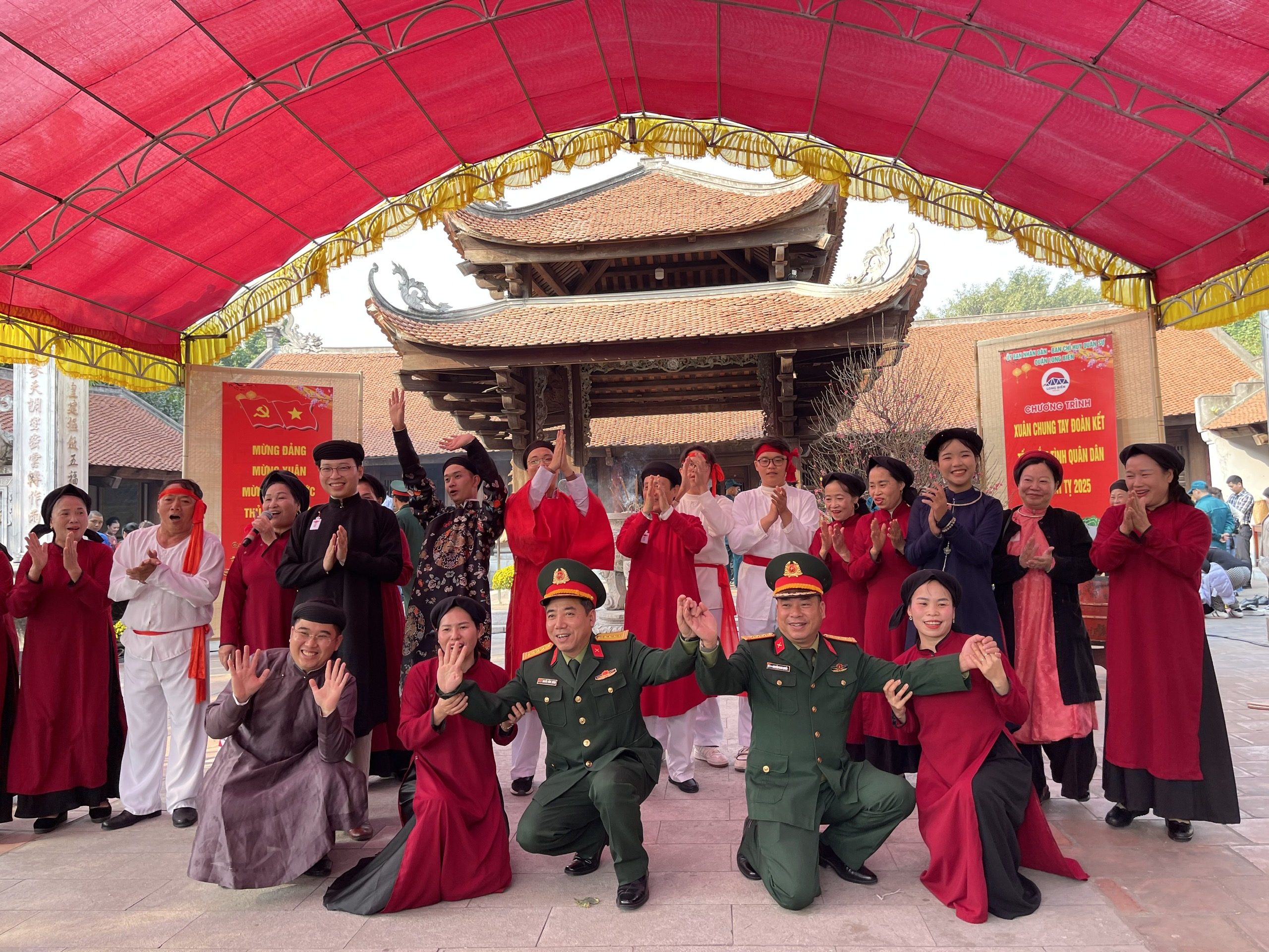 Đậm chất văn hóa truyền thống tại chương trình “Xuân chung tay kết đoàn - Tết thắm tình quân dân" quận Long Biên- Ảnh 30.
