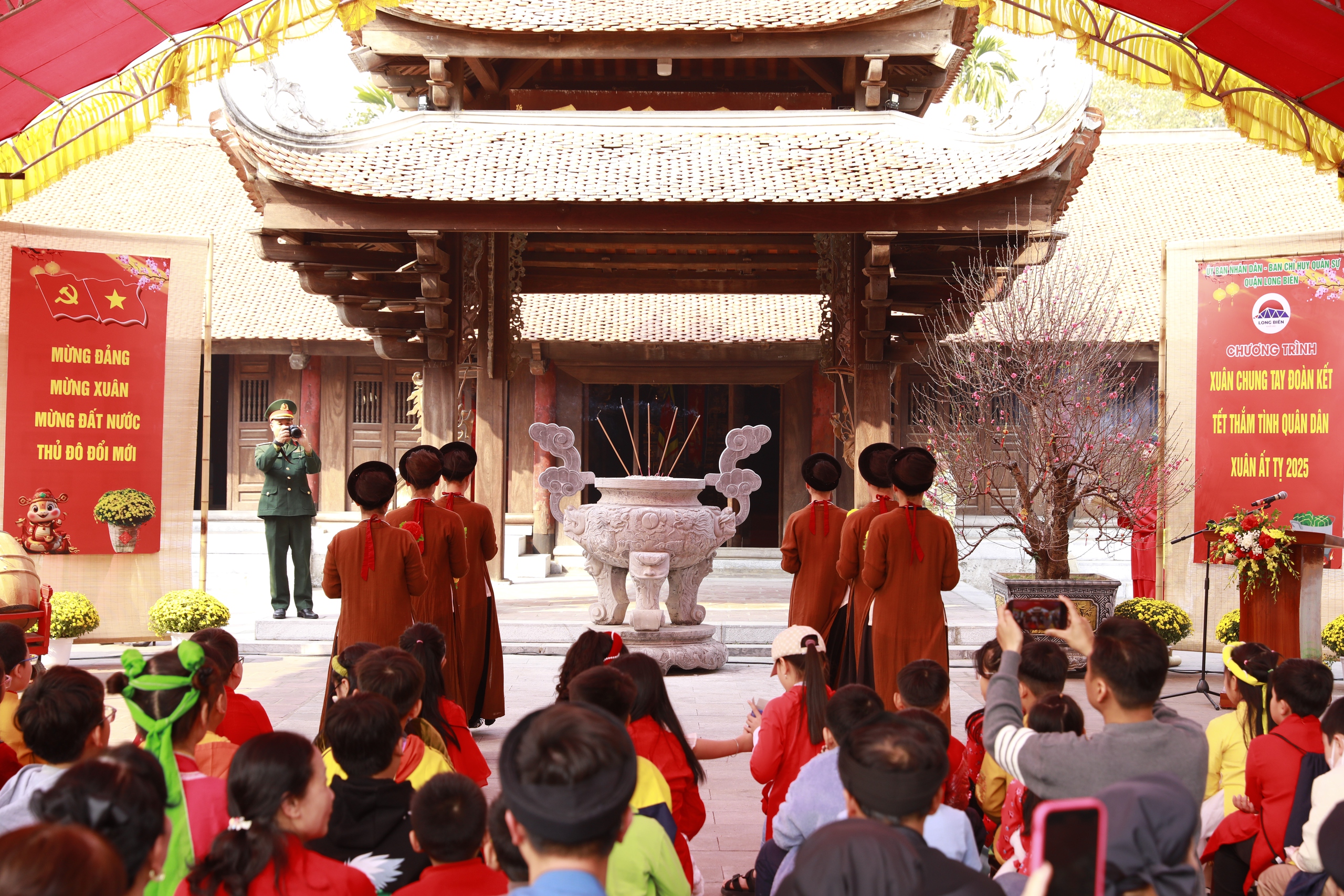 Đậm chất văn hóa truyền thống tại chương trình “Xuân chung tay kết đoàn - Tết thắm tình quân dân" quận Long Biên- Ảnh 4.