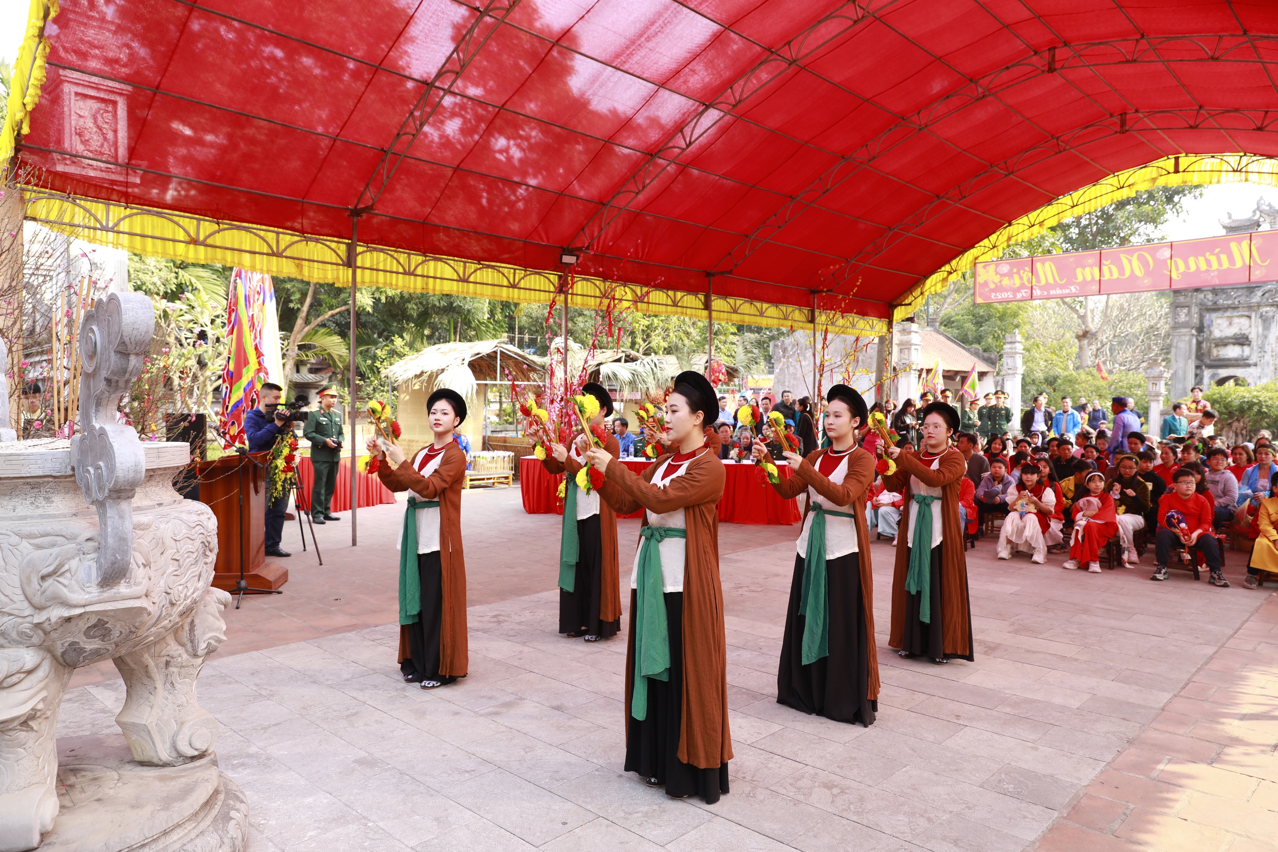 Đậm chất văn hóa truyền thống tại chương trình “Xuân chung tay kết đoàn - Tết thắm tình quân dân" quận Long Biên- Ảnh 5.
