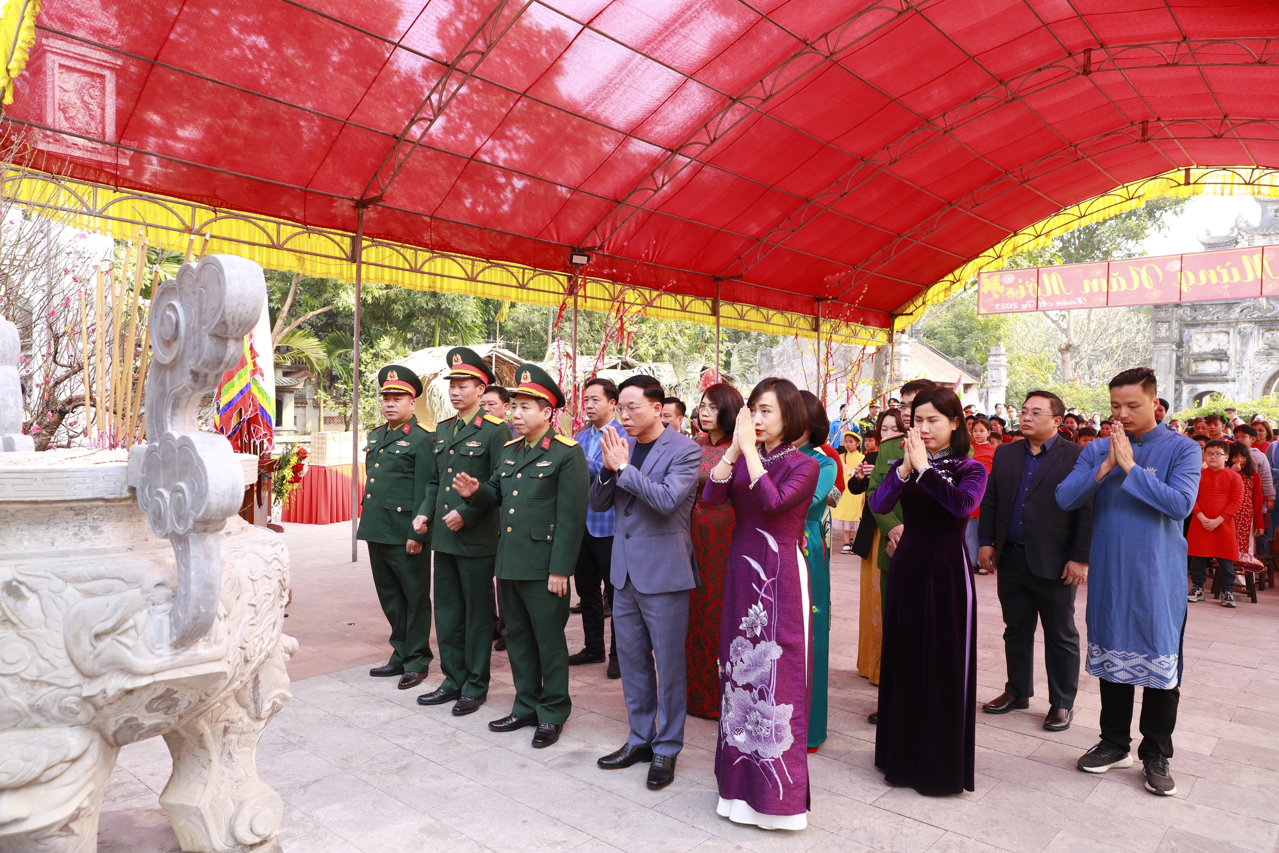 Đậm chất văn hóa truyền thống tại chương trình “Xuân chung tay kết đoàn - Tết thắm tình quân dân" quận Long Biên- Ảnh 1.