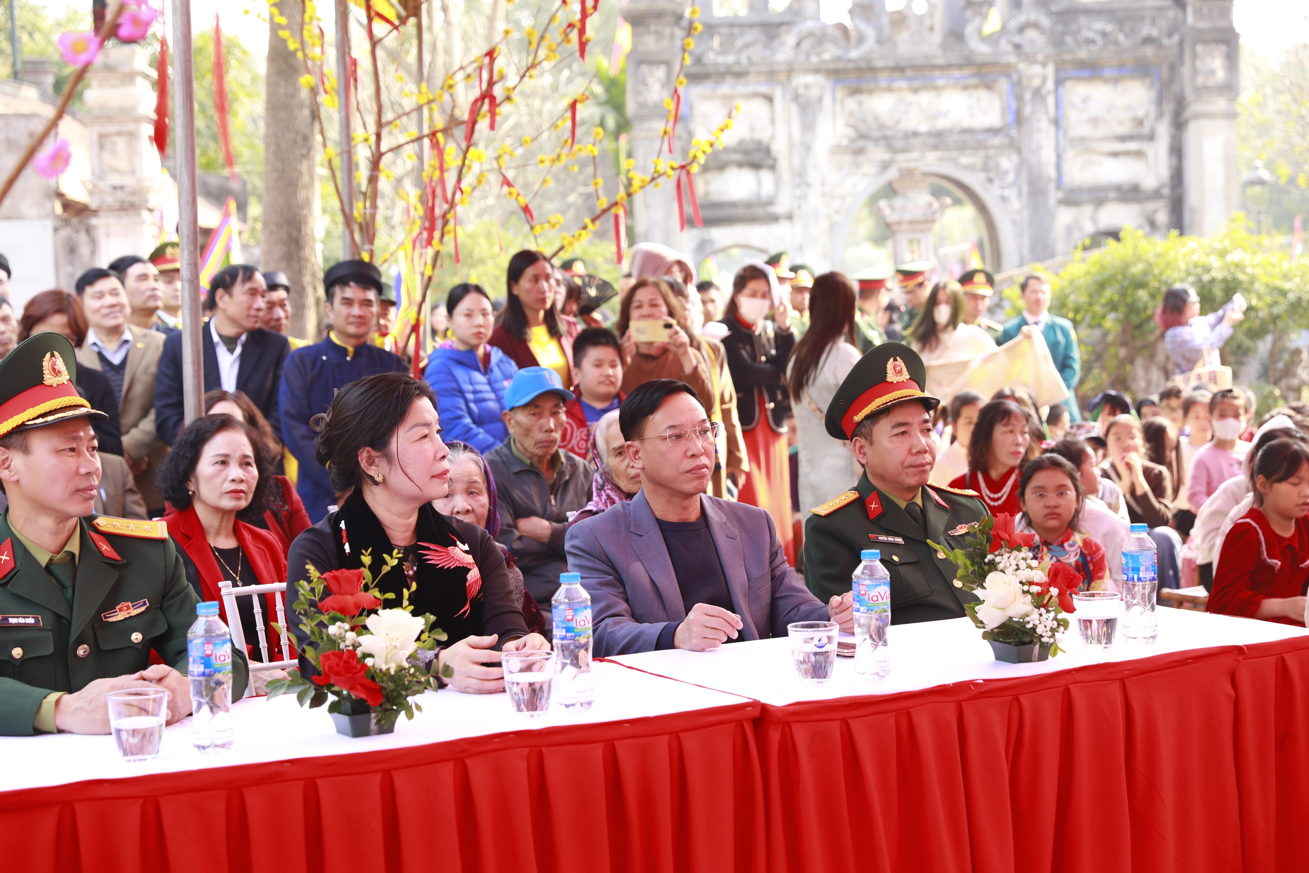 Đậm chất văn hóa truyền thống tại chương trình “Xuân chung tay kết đoàn - Tết thắm tình quân dân" quận Long Biên- Ảnh 2.