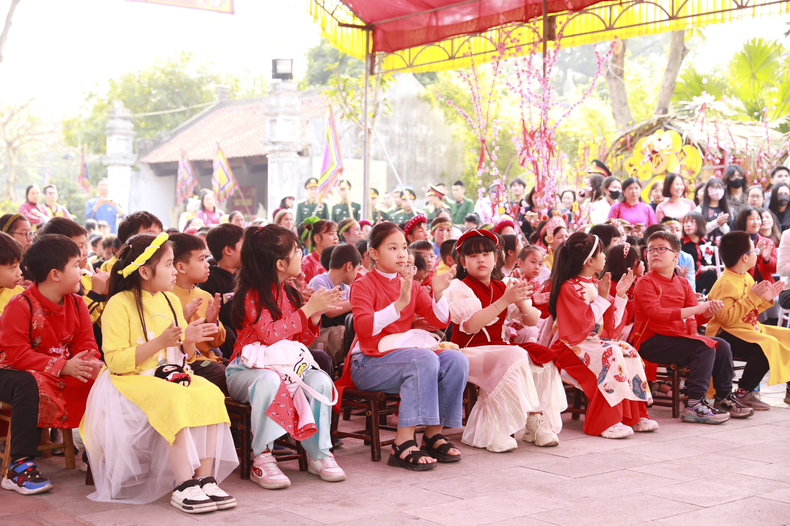 Đậm chất văn hóa truyền thống tại chương trình “Xuân chung tay kết đoàn - Tết thắm tình quân dân" quận Long Biên- Ảnh 31.