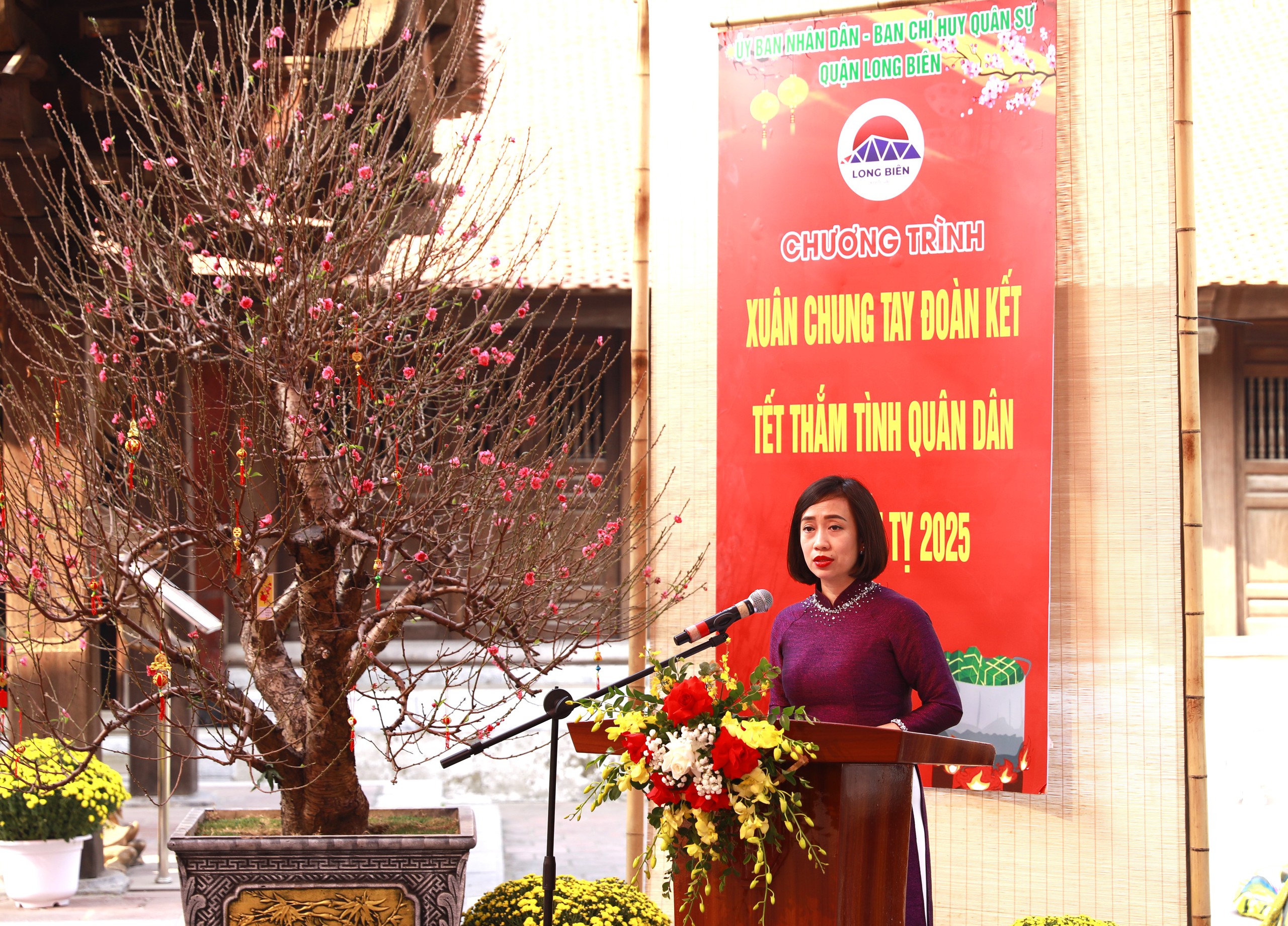Đậm chất văn hóa truyền thống tại chương trình “Xuân chung tay kết đoàn - Tết thắm tình quân dân" quận Long Biên- Ảnh 3.
