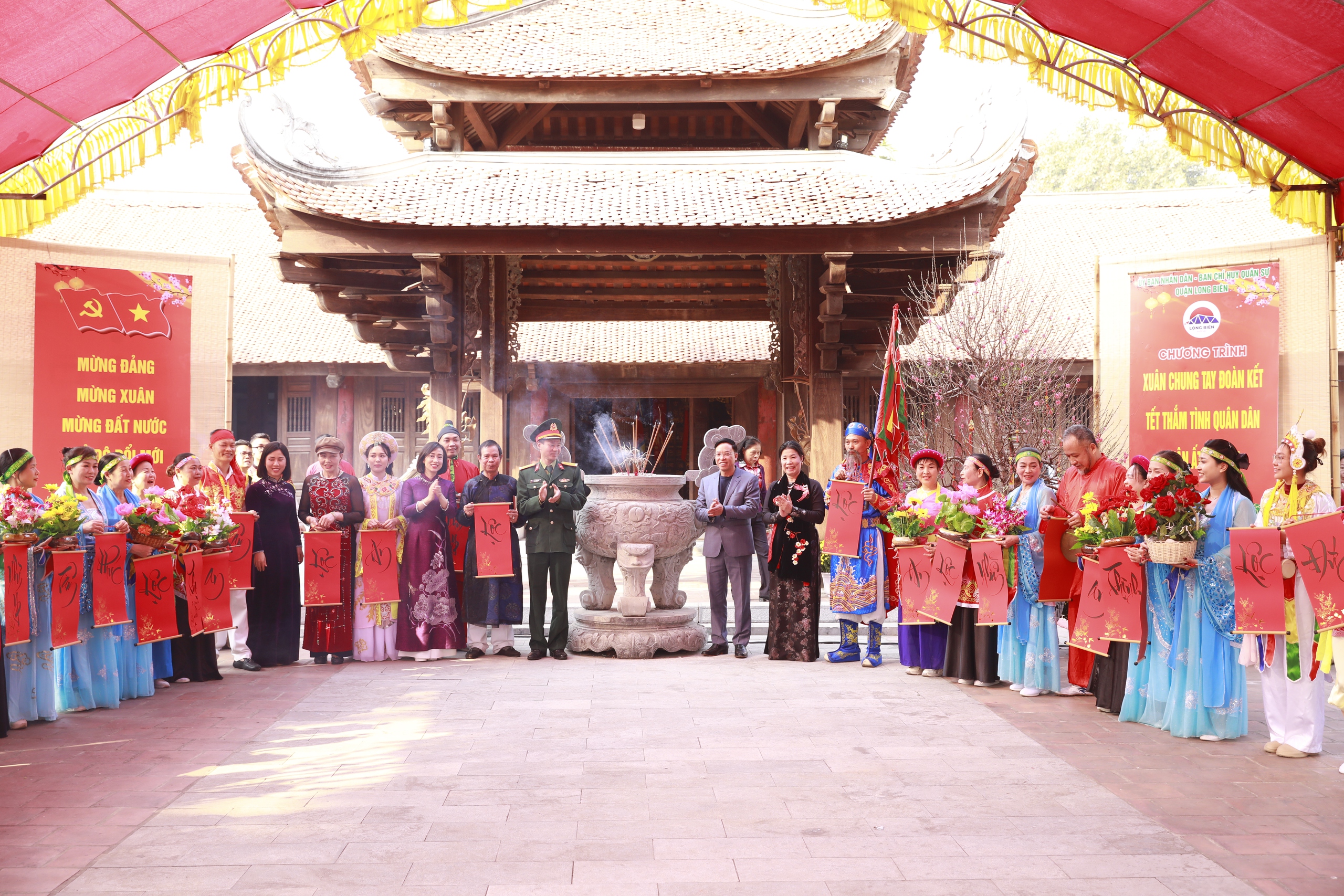 Đậm chất văn hóa truyền thống tại chương trình “Xuân chung tay kết đoàn - Tết thắm tình quân dân" quận Long Biên- Ảnh 29.