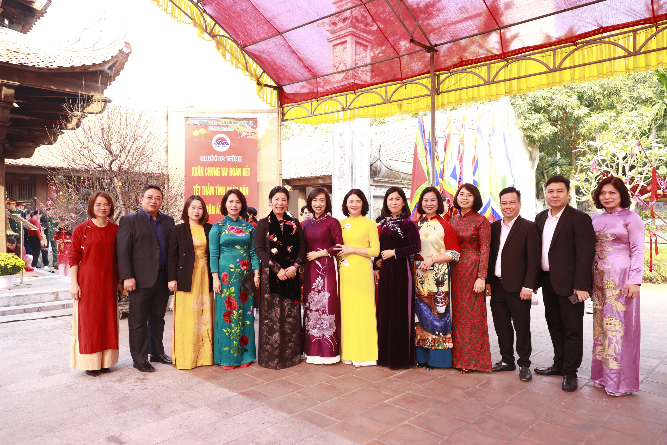 Đậm chất văn hóa truyền thống tại chương trình “Xuân chung tay kết đoàn - Tết thắm tình quân dân" quận Long Biên- Ảnh 6.