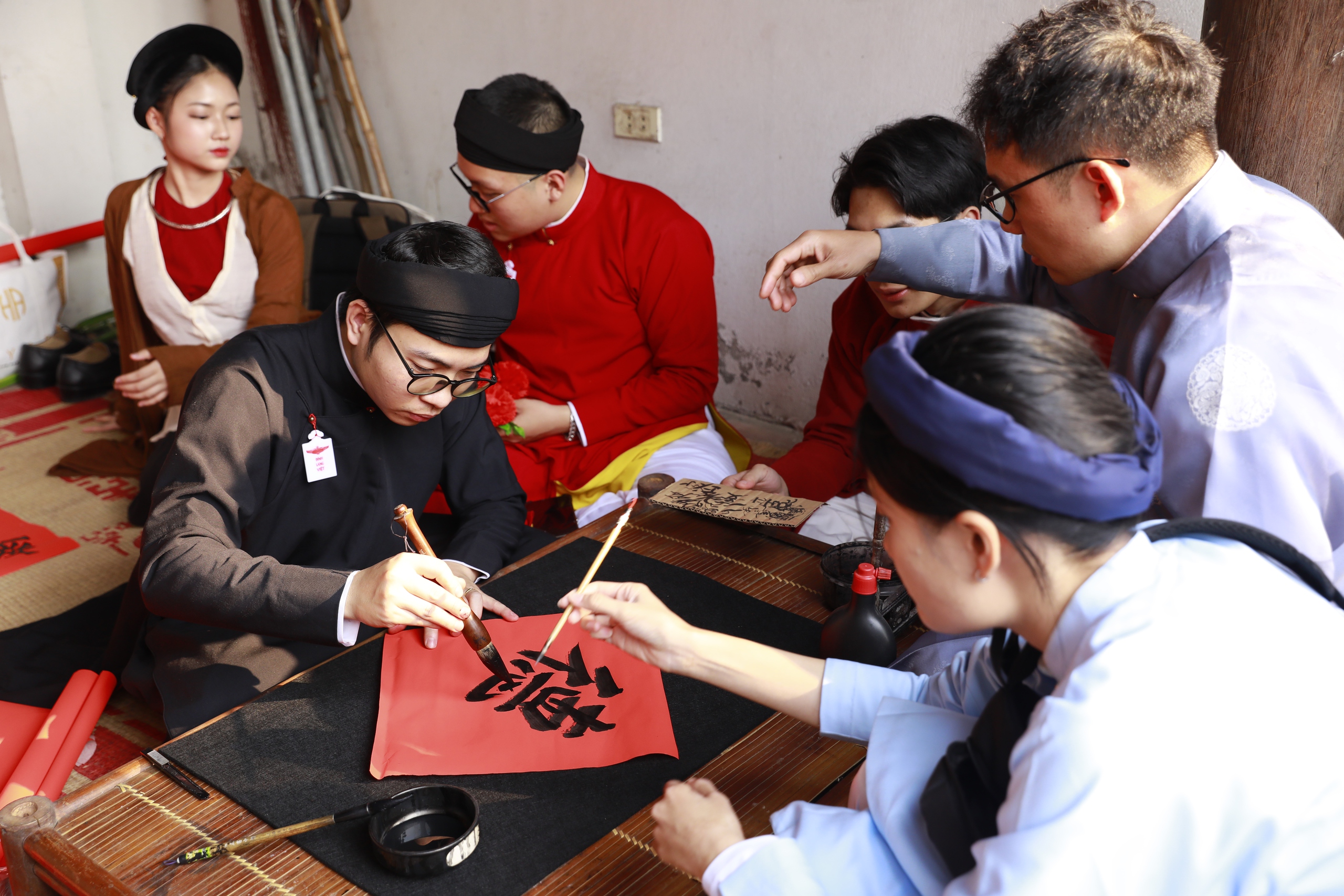Đậm chất văn hóa truyền thống tại chương trình “Xuân chung tay kết đoàn - Tết thắm tình quân dân" quận Long Biên- Ảnh 18.