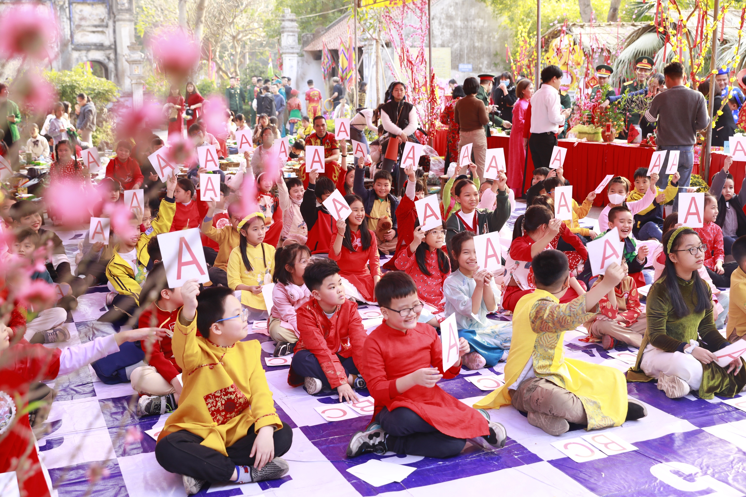 Đậm chất văn hóa truyền thống tại chương trình “Xuân chung tay kết đoàn - Tết thắm tình quân dân" quận Long Biên- Ảnh 27.