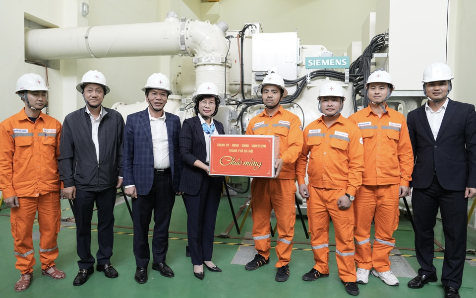 Đồng chí Bùi Huyền Mai tặng quà cán bộ, công nhân viên, người lao động Trạm biến áp 110kV Bắc Thành Công (E1.63)