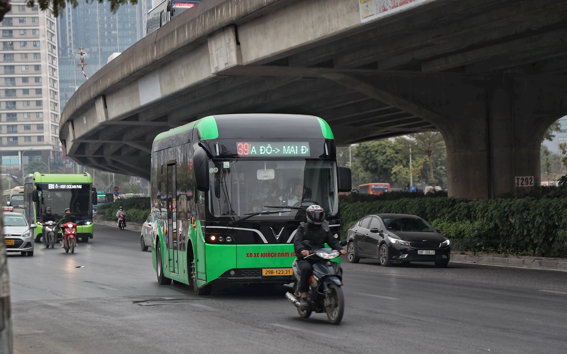 Người dân trải nghiệm xe buýt điện mới ở Hà Nội