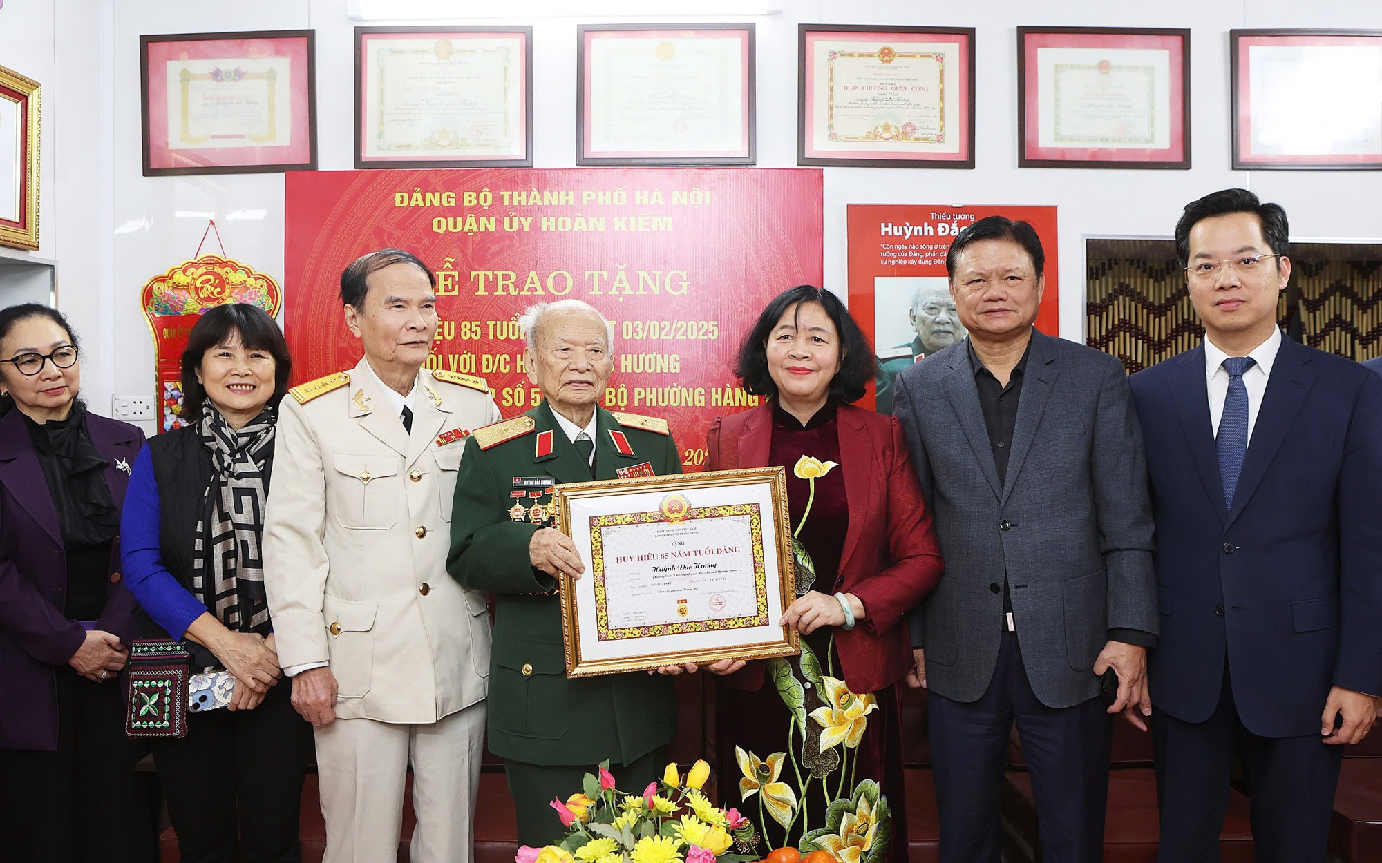 Bí thư Thành ủy Bùi Thị Minh Hoài trao Huy hiệu Đảng tặng Thiếu tướng Huỳnh Đắc Hương