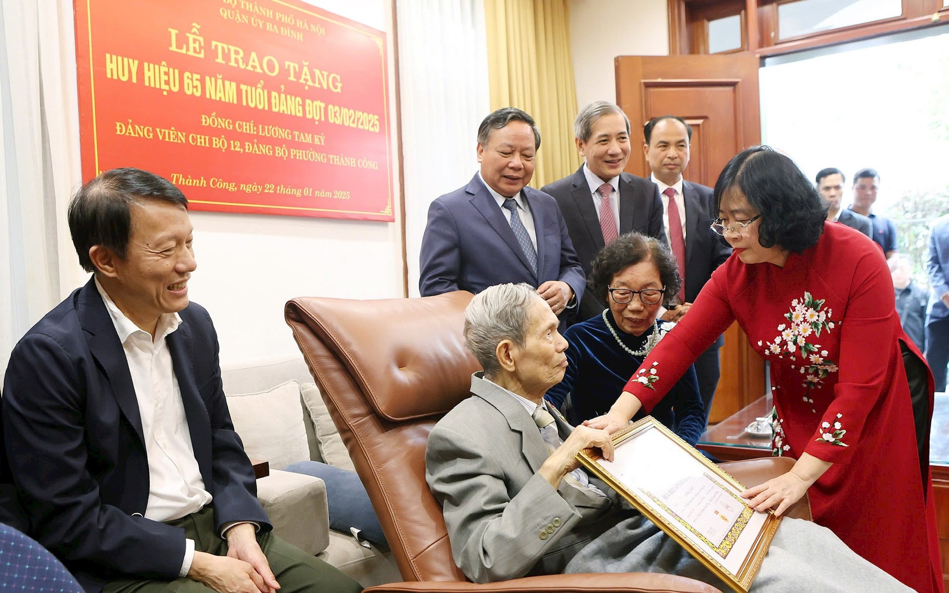 Bí thư Thành ủy Bùi Thị Minh Hoài trao Huy hiệu 65 năm tuổi Đảng tặng đồng chí Lương Tam Kỳ

