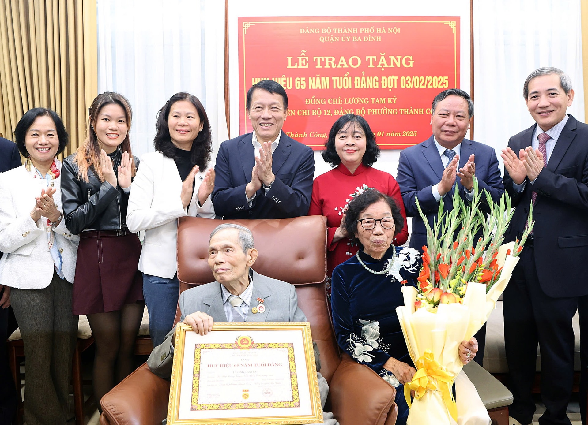 Bí thư Thành ủy Bùi Thị Minh Hoài trao Huy hiệu Đảng tại quận Ba Đình- Ảnh 1.