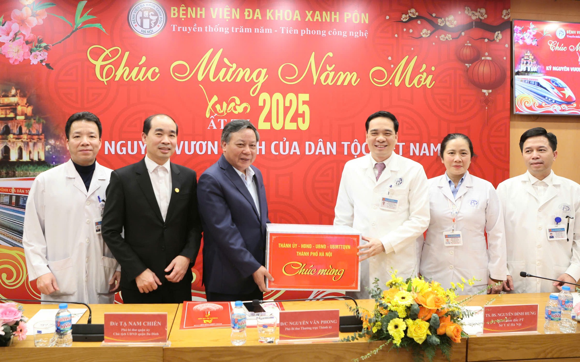 Phó Bí thư Thường trực Thành ủy Nguyễn Văn Phong trao quà tặng tập thể y, bác sĩ, cán bộ và nhân viên Bệnh viện Đa khoa Xanh Pôn