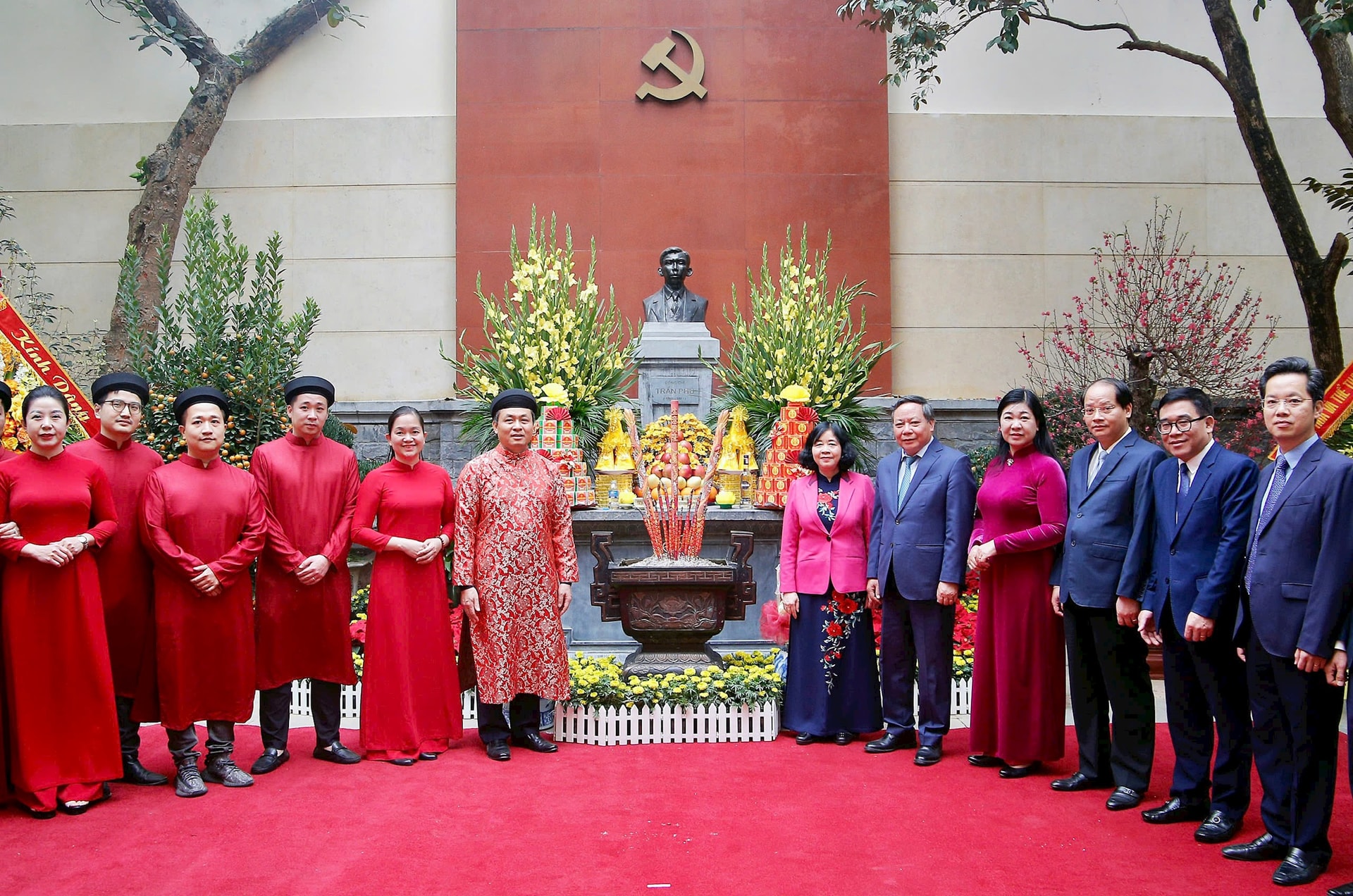 Bí thư Thành ủy Bùi Thị Minh Hoài và lãnh đạo Thành ủy dâng hương tưởng niệm Tổng Bí thư Trần Phú- Ảnh 2.