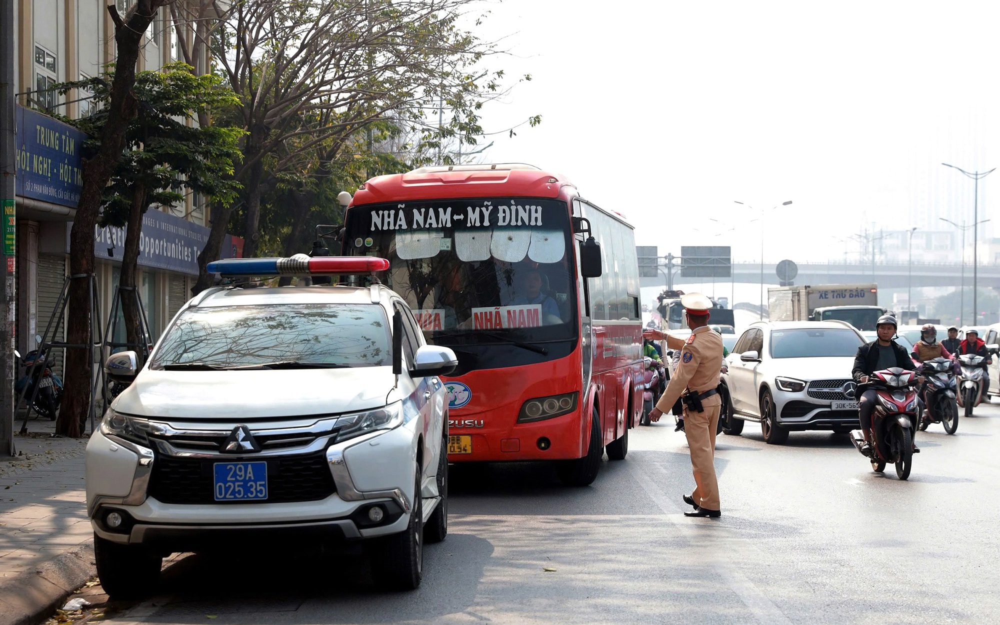 CSGT kiểm tra, xử lý xe khách trên tuyến Phạm Văn Đồng