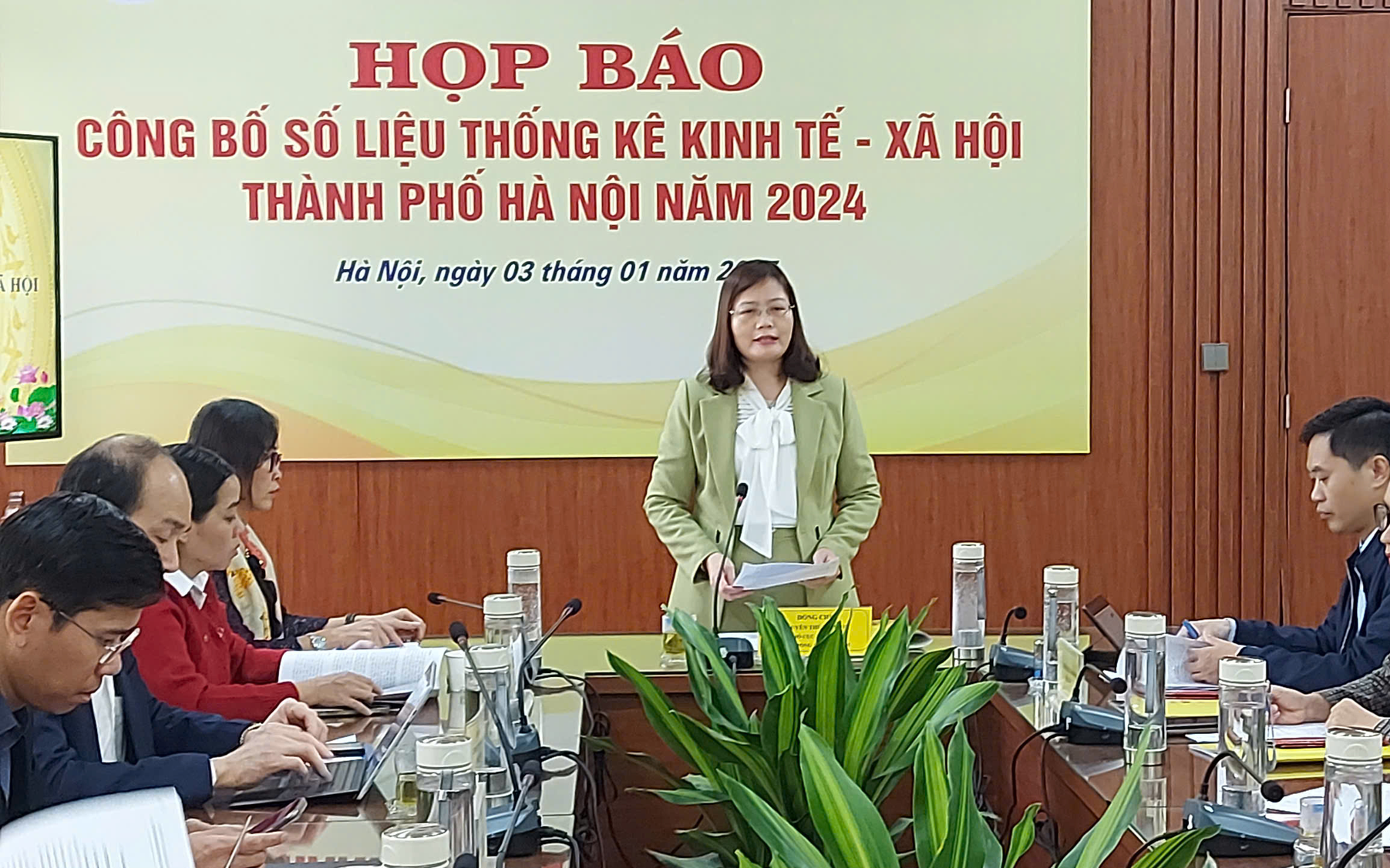 Phó Cục trưởng Cục Thống kê thành phố Hà Nội Nguyễn Thúy Chinh thông tin tại Họp báo