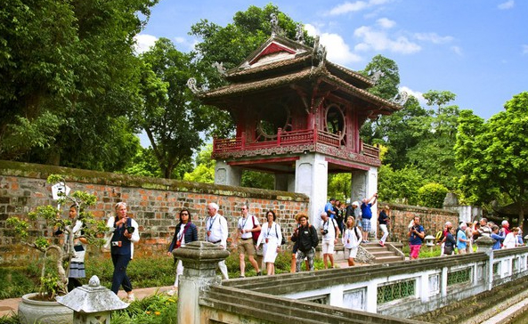Hà Nội: Tổng mức bán lẻ hàng hóa và doanh thu dịch vụ tiêu dùng năm 2024 ước đạt hơn 853 nghìn tỷ đồng- Ảnh 2.