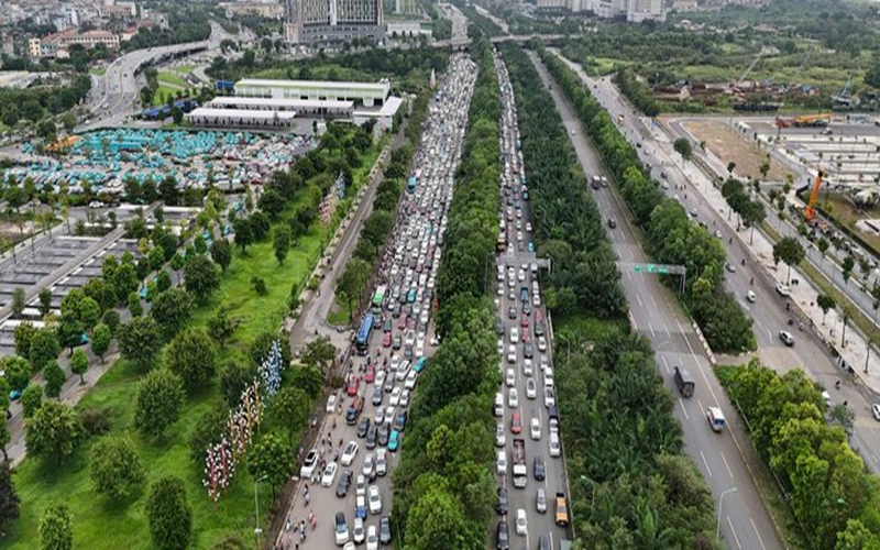 Từ 8/1, phương tiện chỉ được đi một chiều trên đường gom Đại lộ Thăng Long