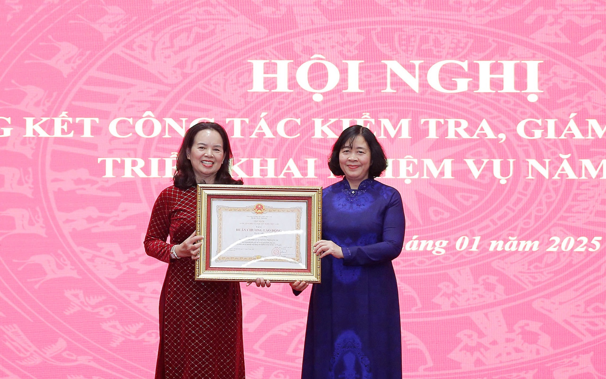 Bí thư Thành ủy Bùi Thị Minh Hoài trao Huân chương Lao động hạng Nhì cho đồng chí Nguyễn Thị Hương, nguyên Phó Chủ nhiệm Ủy ban Kiểm tra Thành ủy